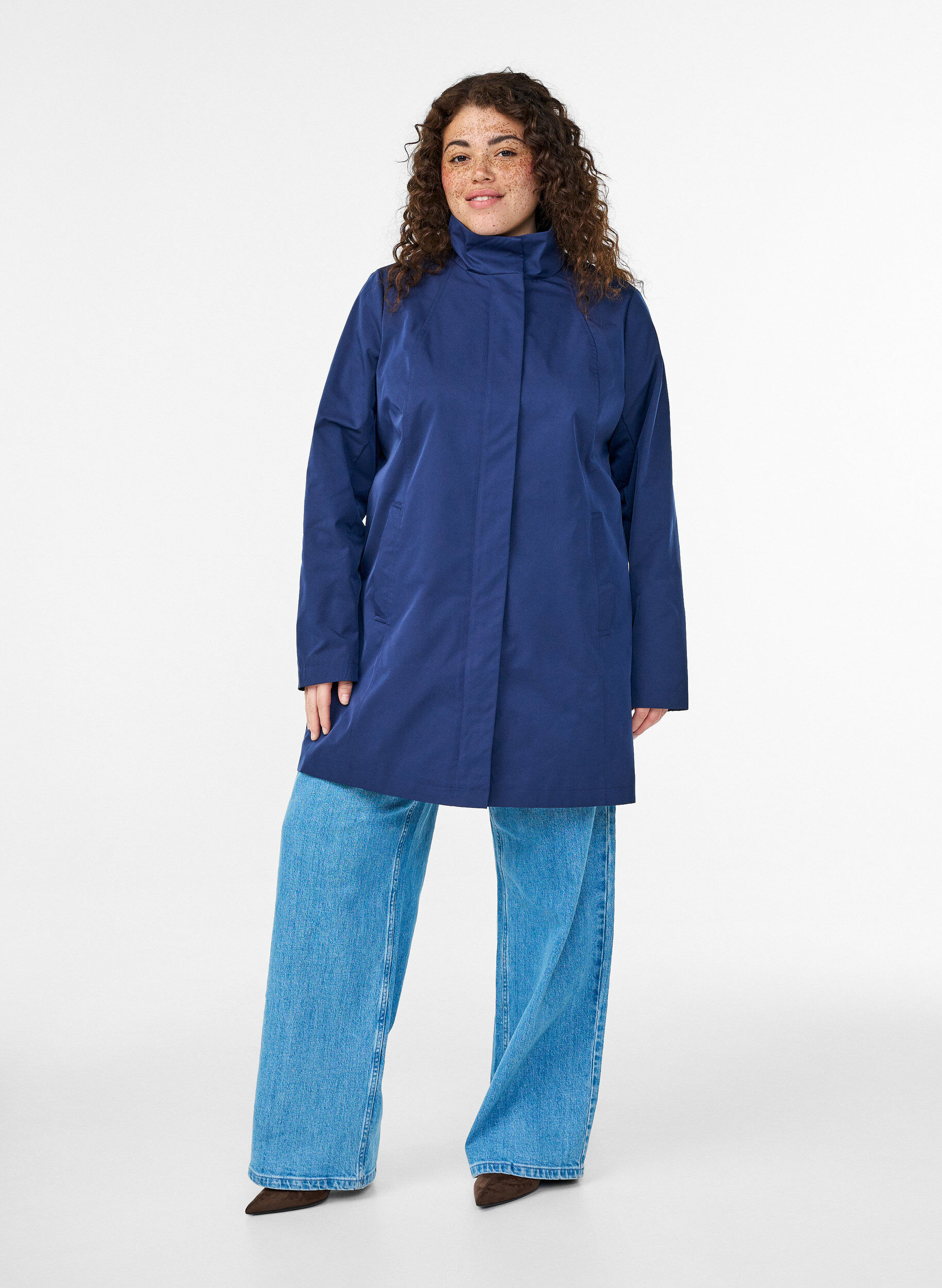 Zizzi &Uuml;bergangsjacke mit Taschen und hohem Kragen, Blau, Model image number 1