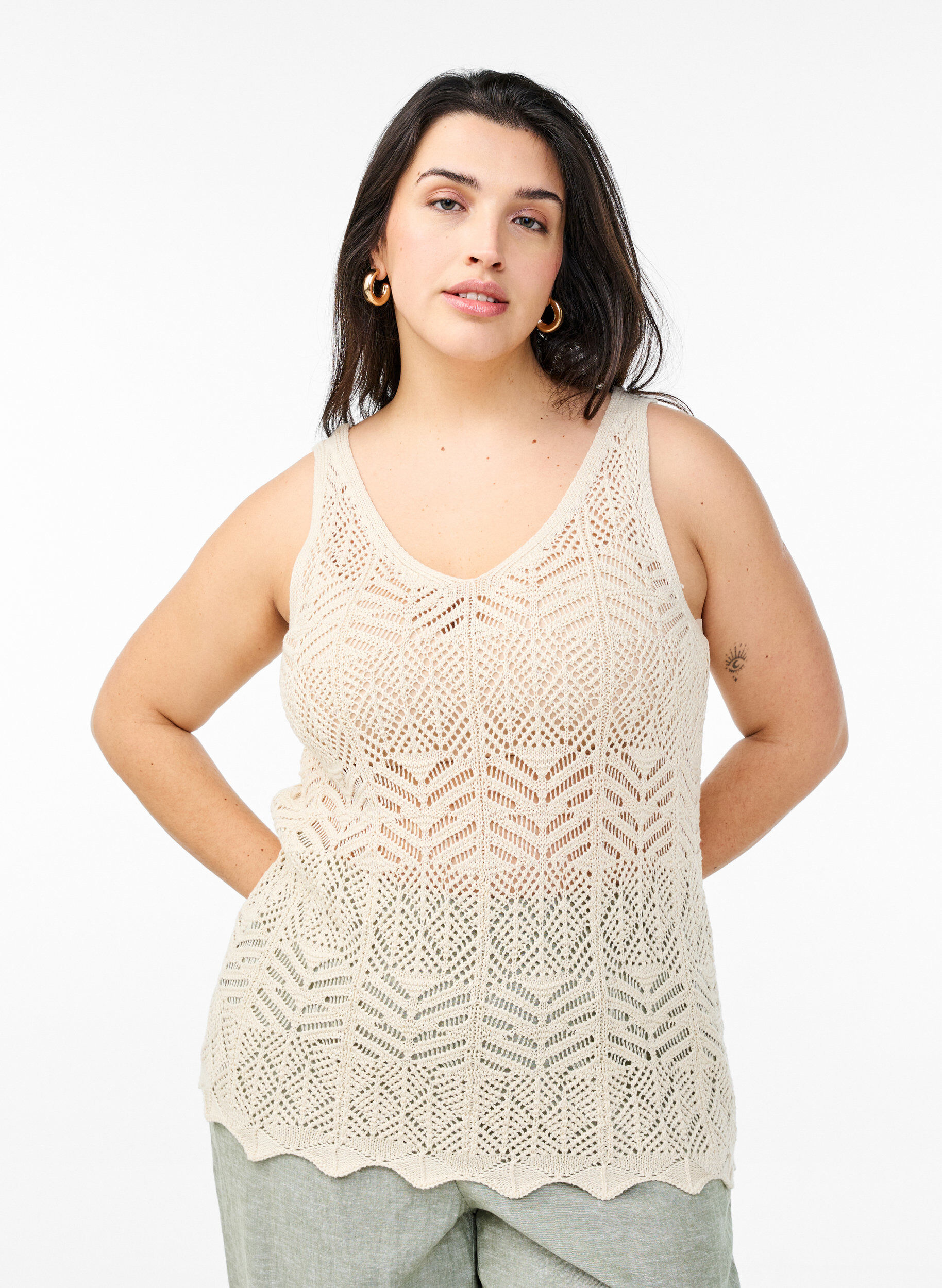 Zizzi &Auml;rmellose Stricktop mit V-Ausschnitt, Beige, Model image number 0