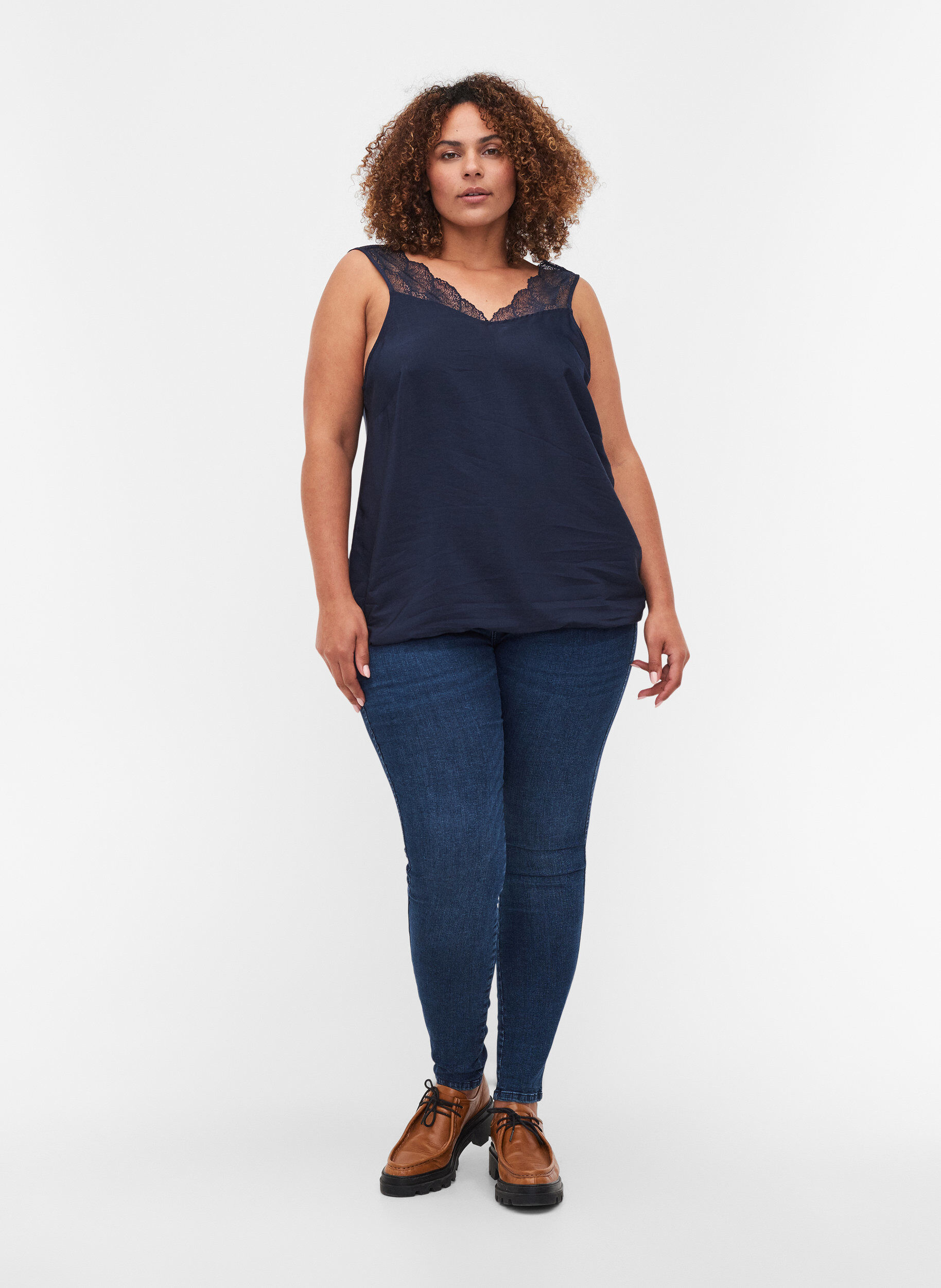 Zizzi Top mit Spitze und Gummibund im Saum, Navy Blazer, Model image number 2