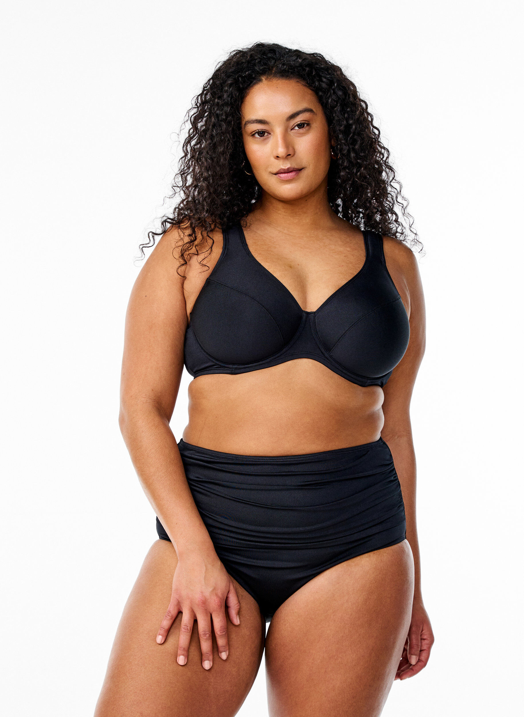 ZizziBikinioberteil mit B&uuml;geln und voller Abdeckung, Schwarz, Model image number 1