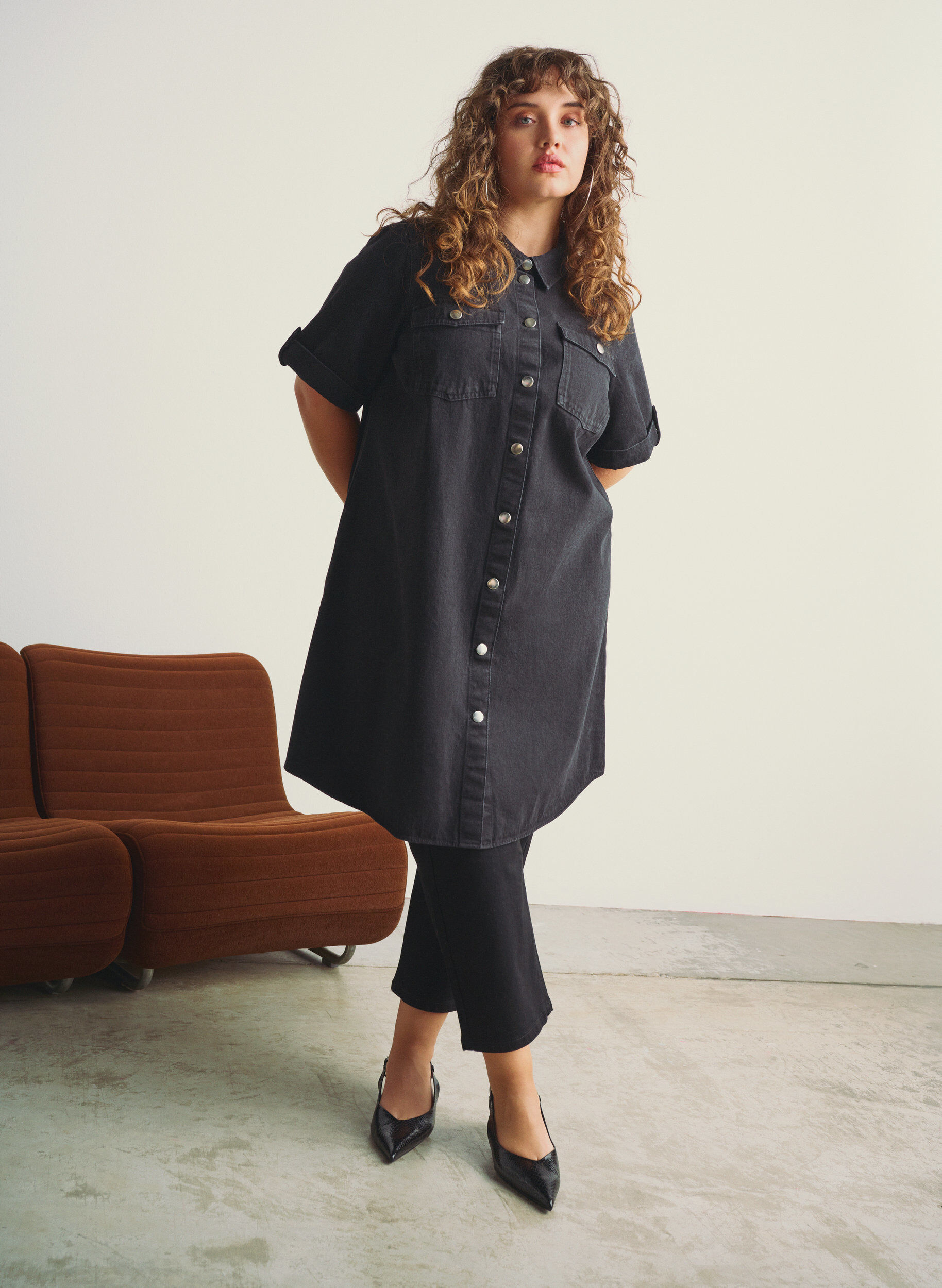 Zizzi Denimkleid mit kurzen &Auml;rmeln und Kn&ouml;pfen, Schwarz, Image image number 0