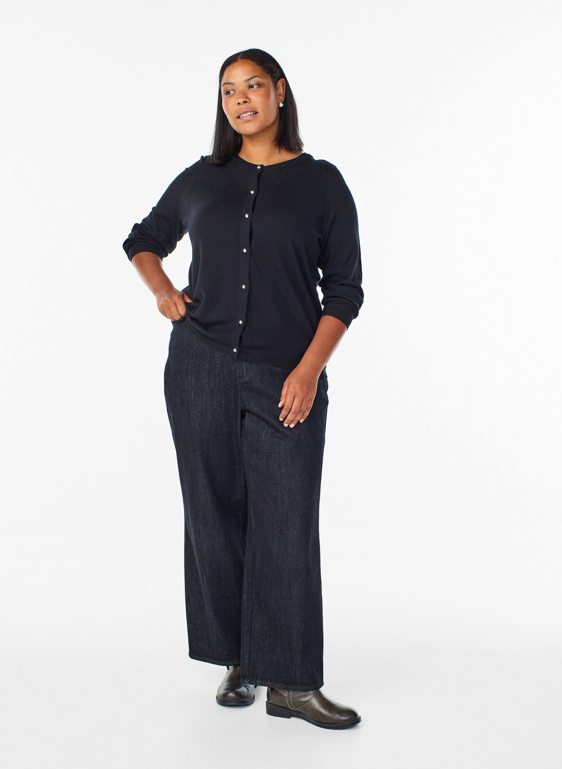 Zizzi Cardigan mit runden Kn&ouml;pfen, Schwarz, Model image number 1