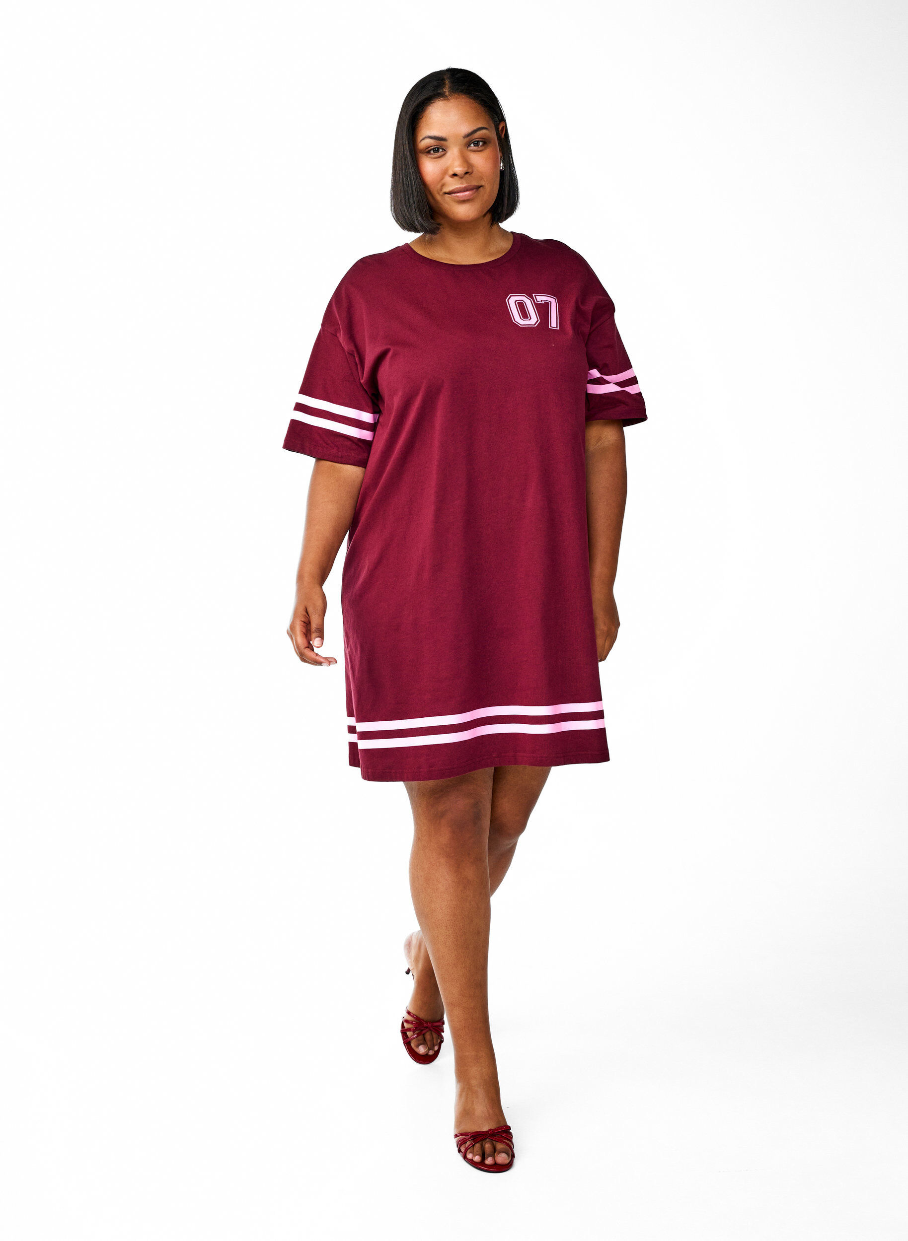 Zizzi Sportliches T-Shirtkleid aus Baumwolle., Dunkles Bordeaux, Model image number 1