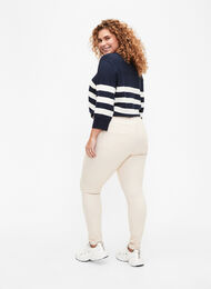 Super Slim Fit Amy Jeans mit hoher Taille, Oatmeal, Model