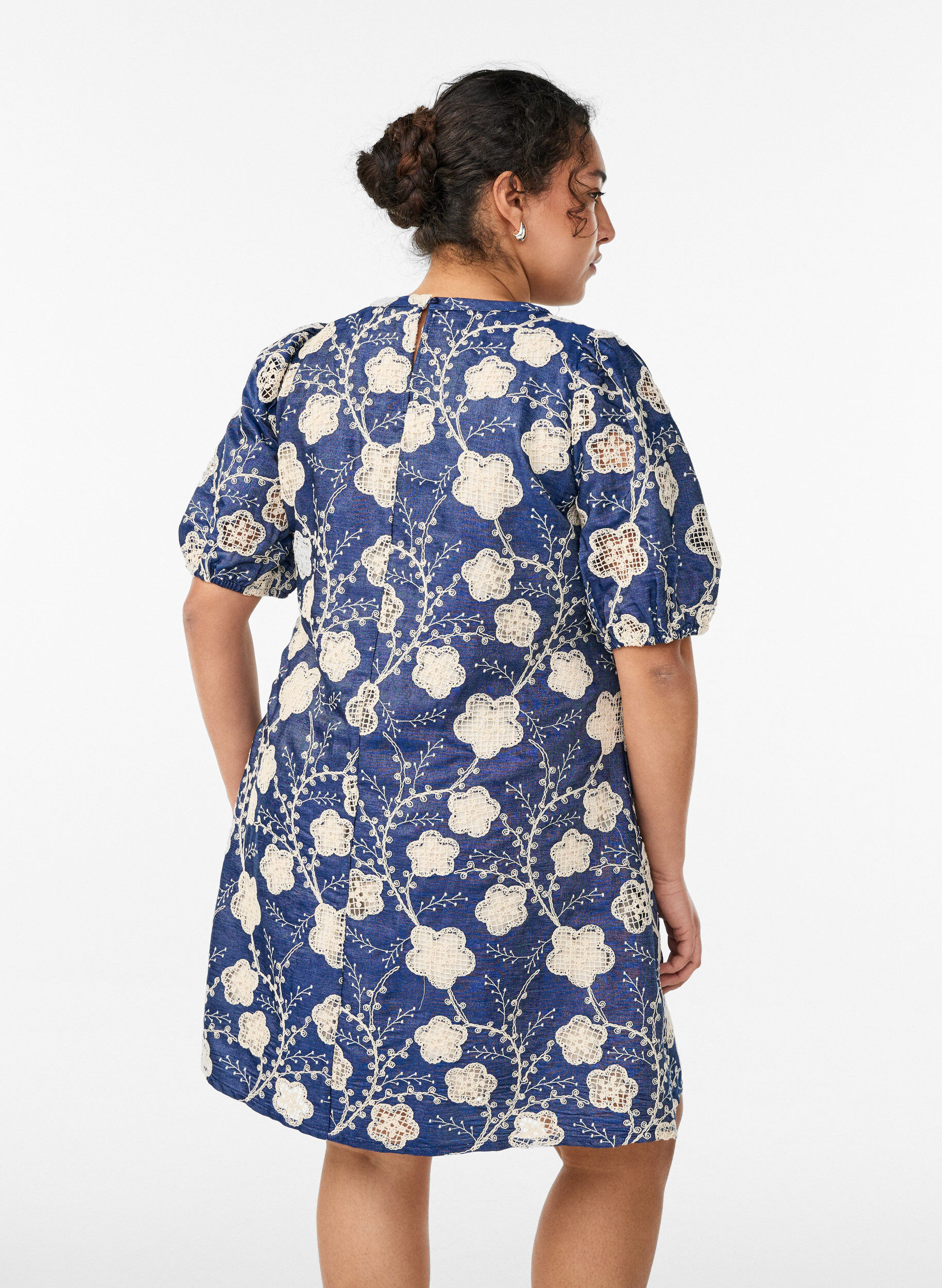 Zizzi Kurzes A-Linien-Kleid mit Stickmuster, Blau, Model image number 2