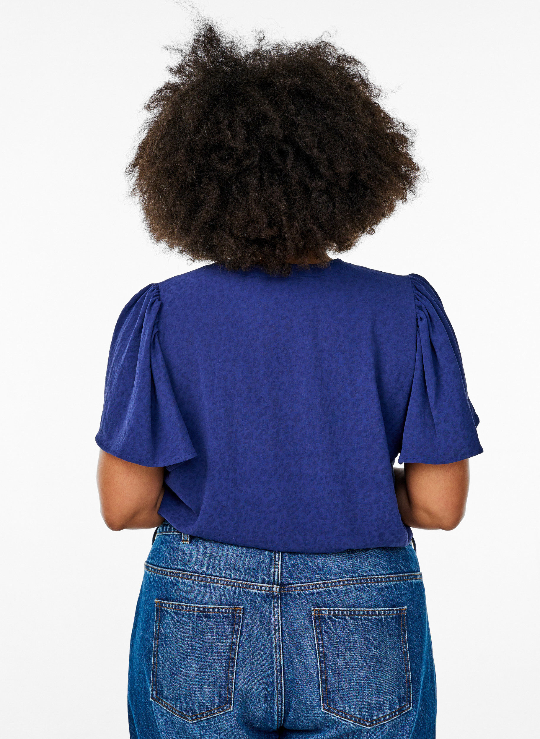 Zizzi Bluse mit kurzen R&uuml;schen&auml;rmeln und V-Ausschnitt, Blau, Model image number 2