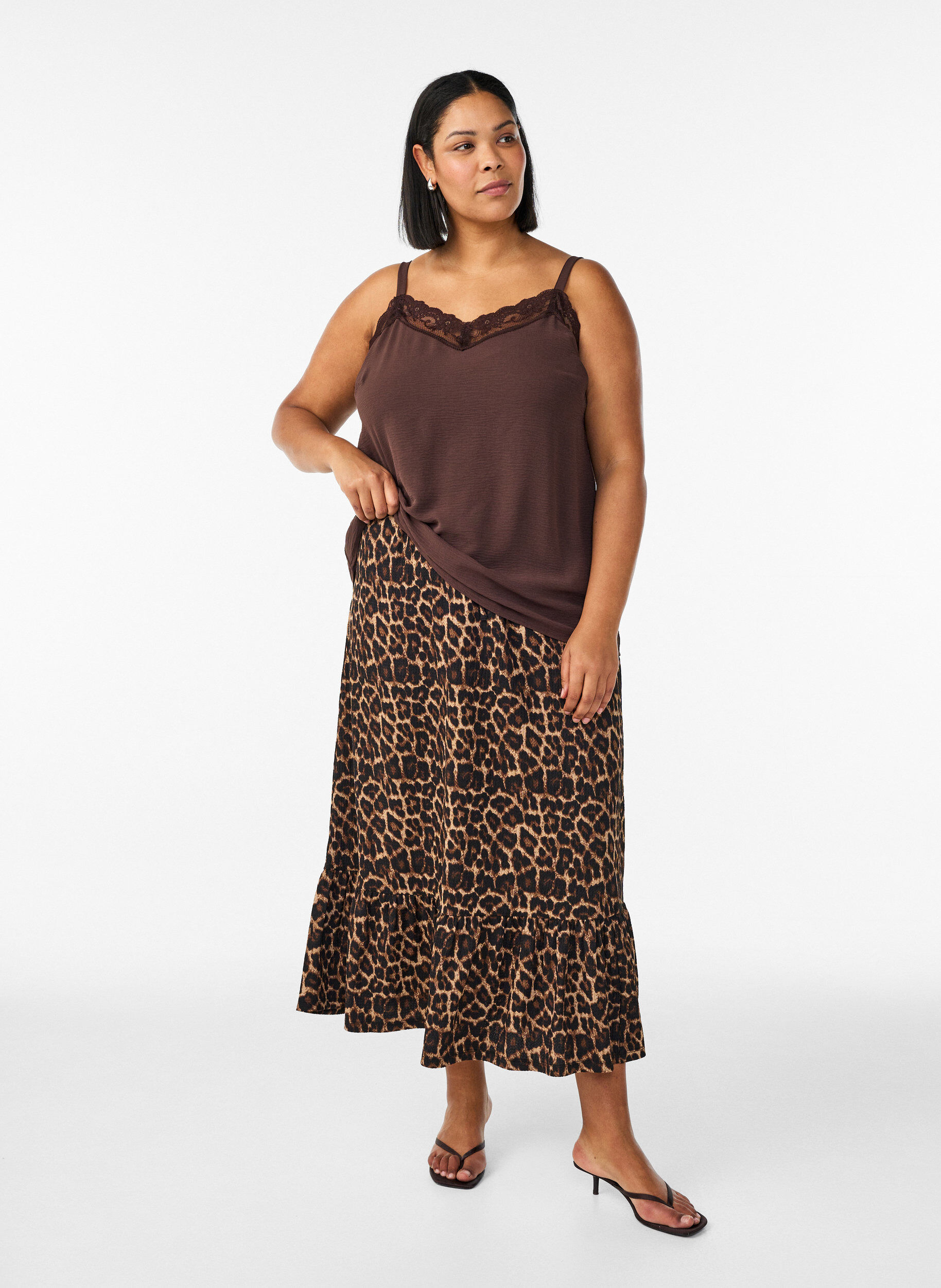 Langer Rock mit Bindeg&uuml;rtel und R&uuml;schensaum, Schwarz, Model