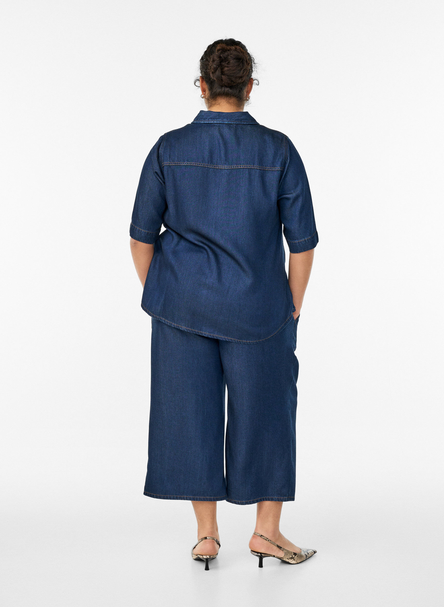 Zizzi Culotte aus Lyocell mit weitem Bein in Jeans-Optik, Blau, Model image number 1