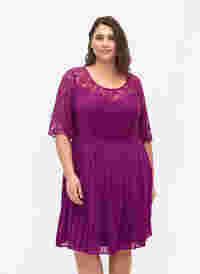 Kurzärmeliges Kleid mit Spitzenoberteil, Grape Juice, Model