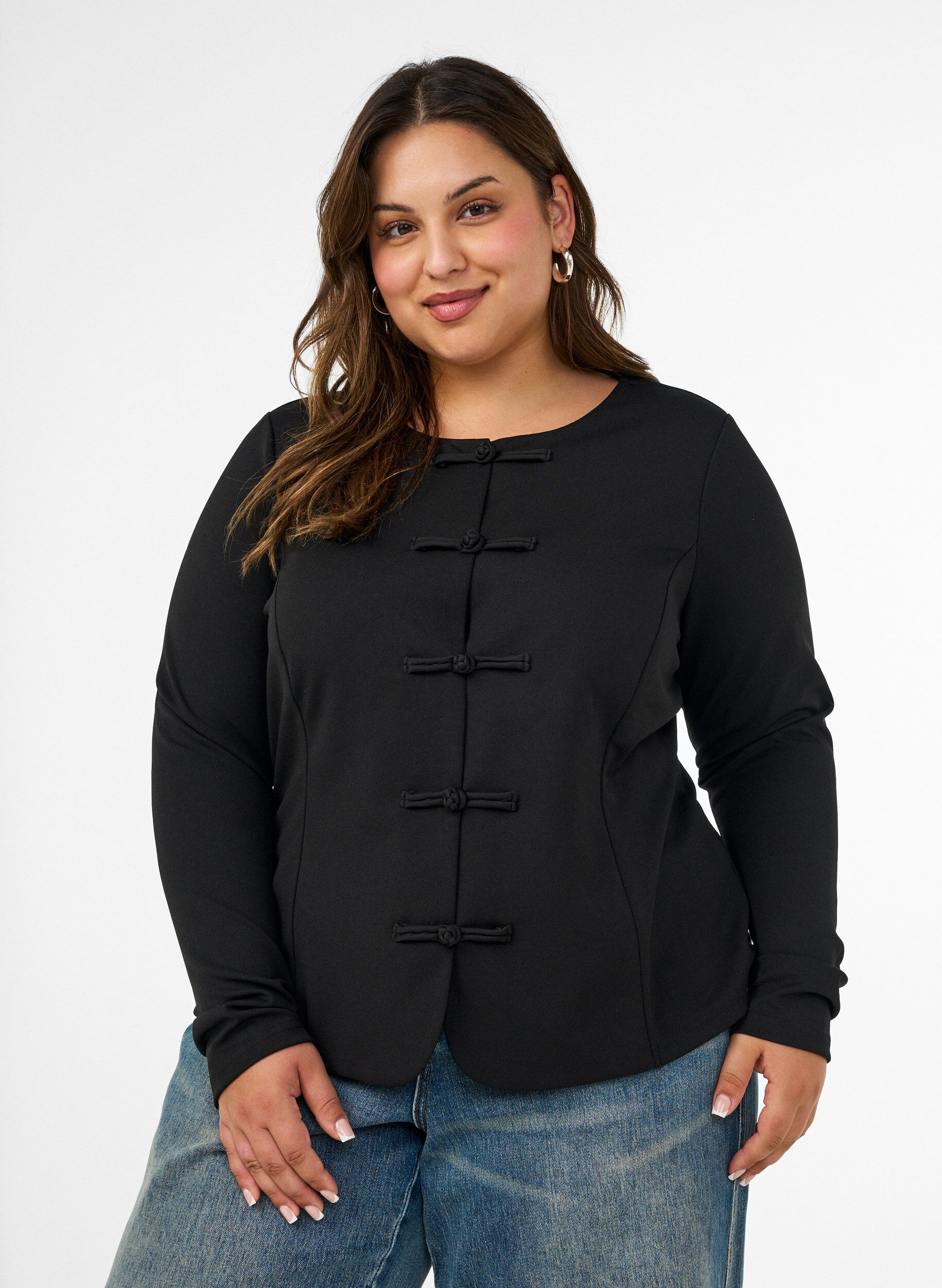 Figurbetonter Cardigan mit Knotenverschl&uuml;ssen, Schwarz, Model