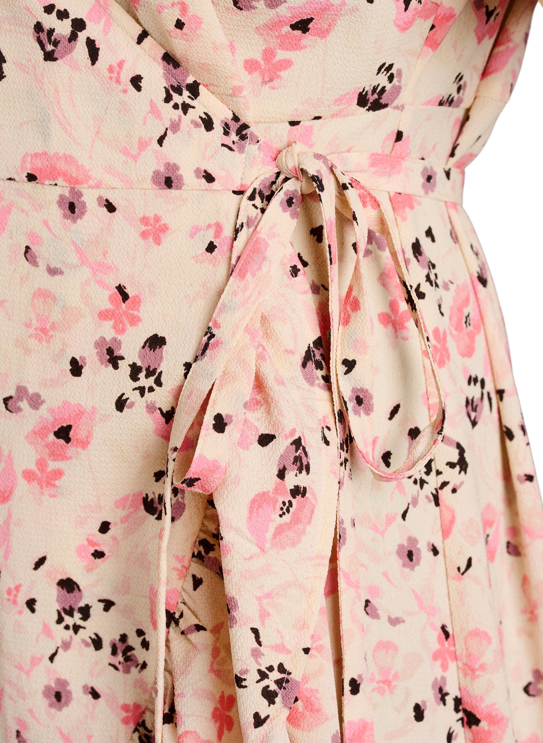 Zizzi Blumiges Wickelkleid mit kurzen &Auml;rmeln, Rot, Packshot image number 3