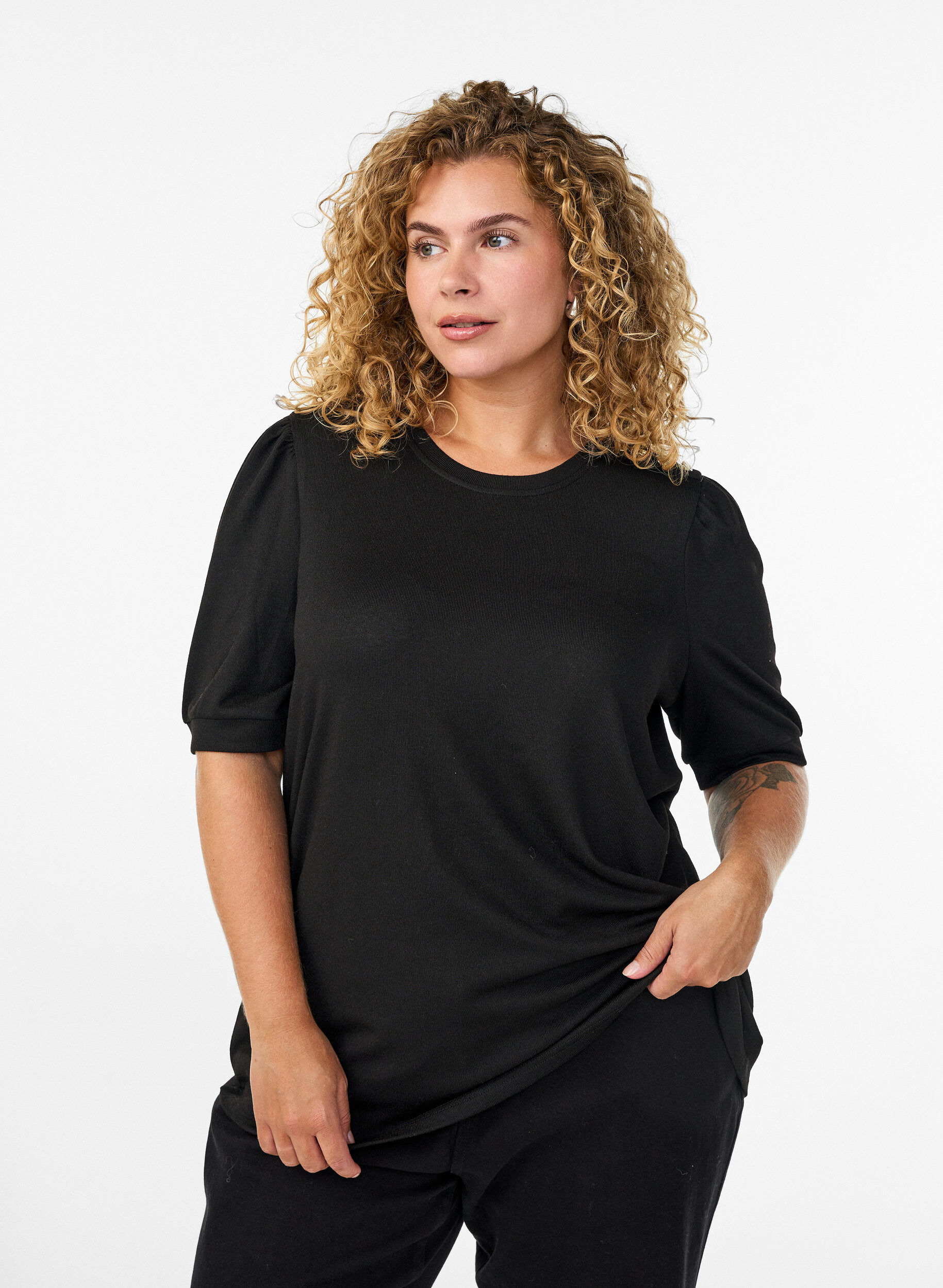 ZizziBluse mit Knopfdetail und kurzen Puff&auml;rmeln, Schwarz, Model image number 0