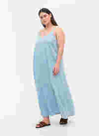 Langes Denim Kleid mit schmalen Trägern, Light blue denim, Model
