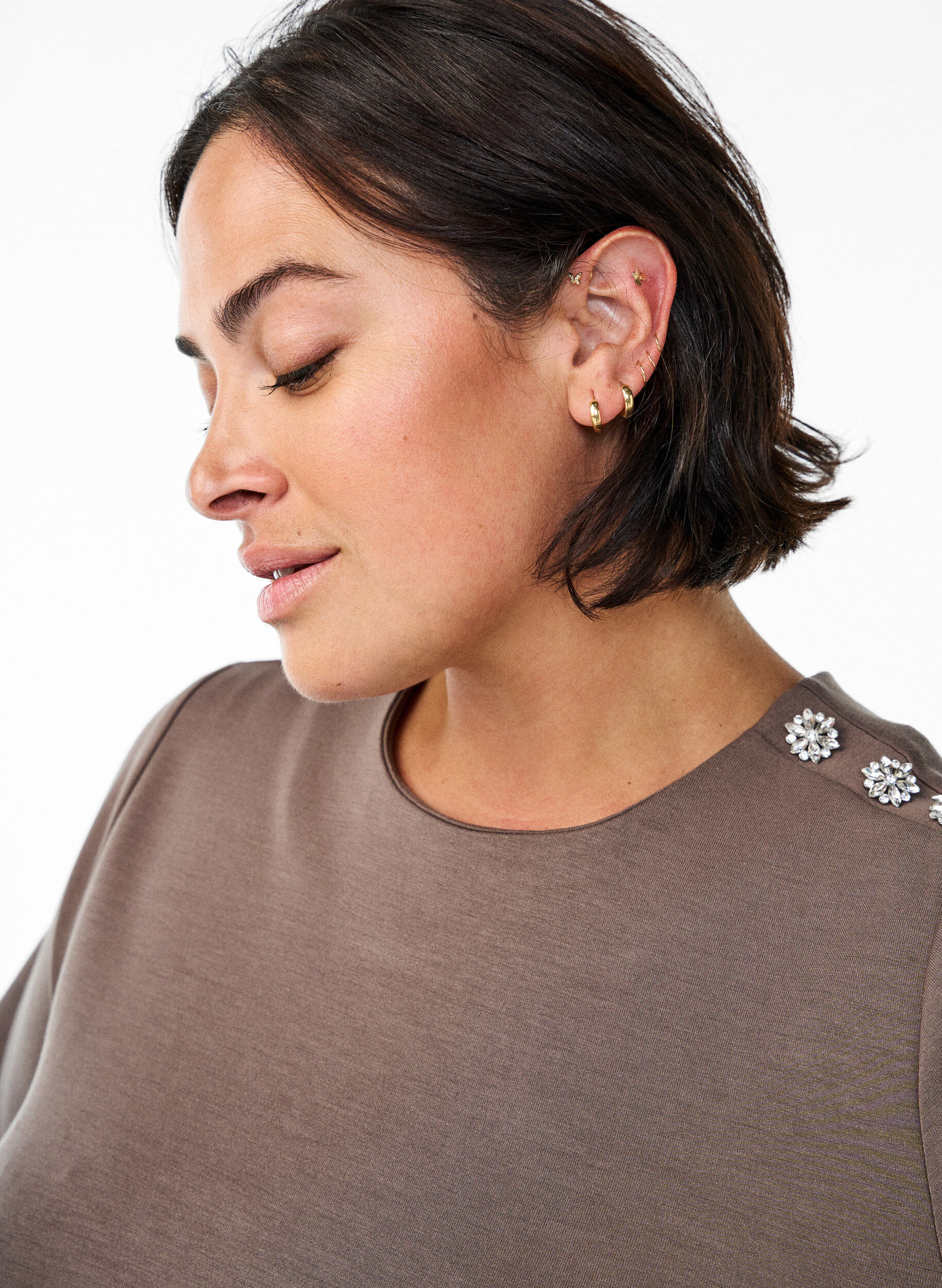 Zizzi Kurz&auml;rmelige Bluse mit Knopfdetail, Braun, Model image number 3