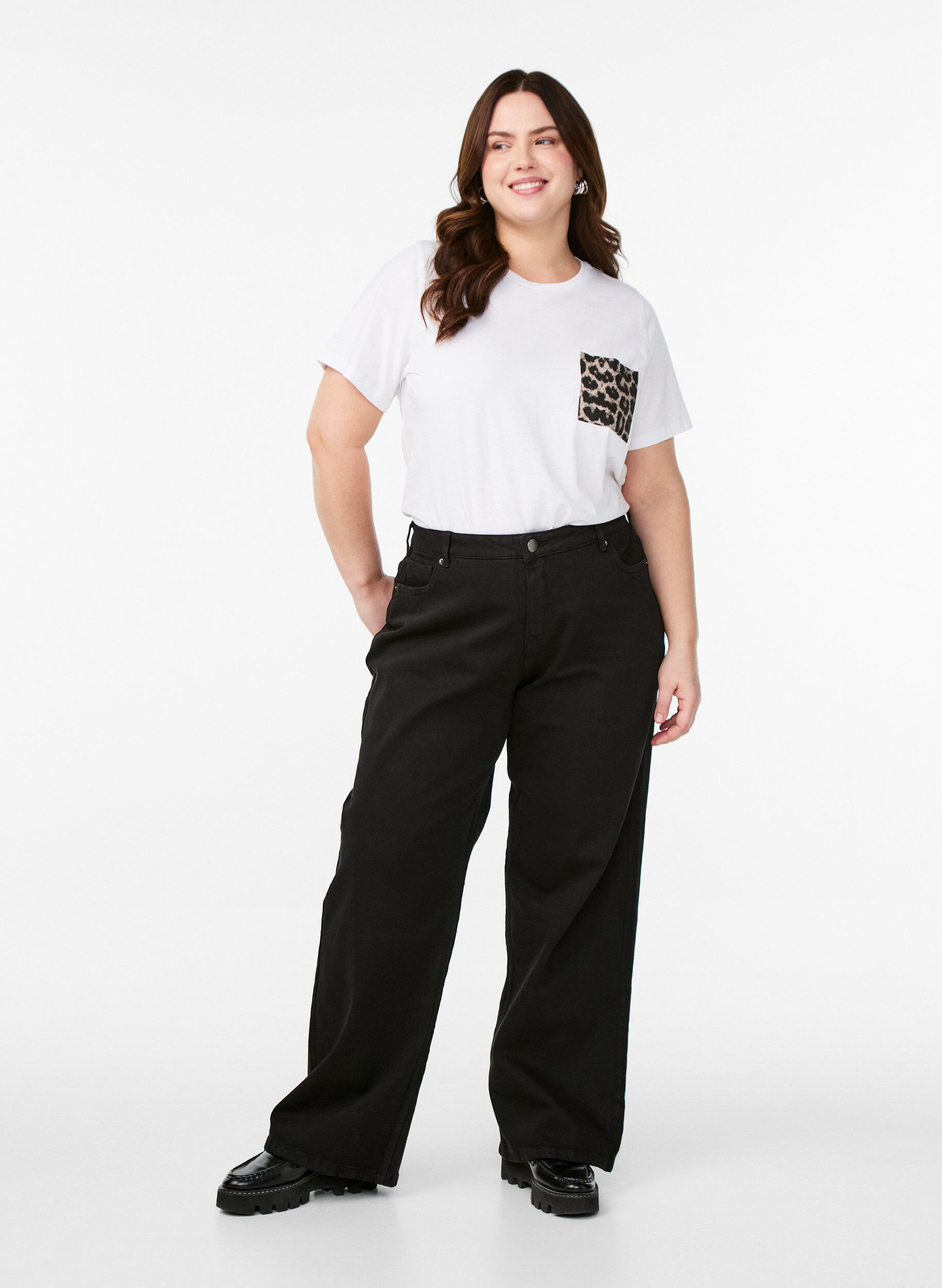 Jeans mit weitem Bein und hohem Bund, Schwarz, Model