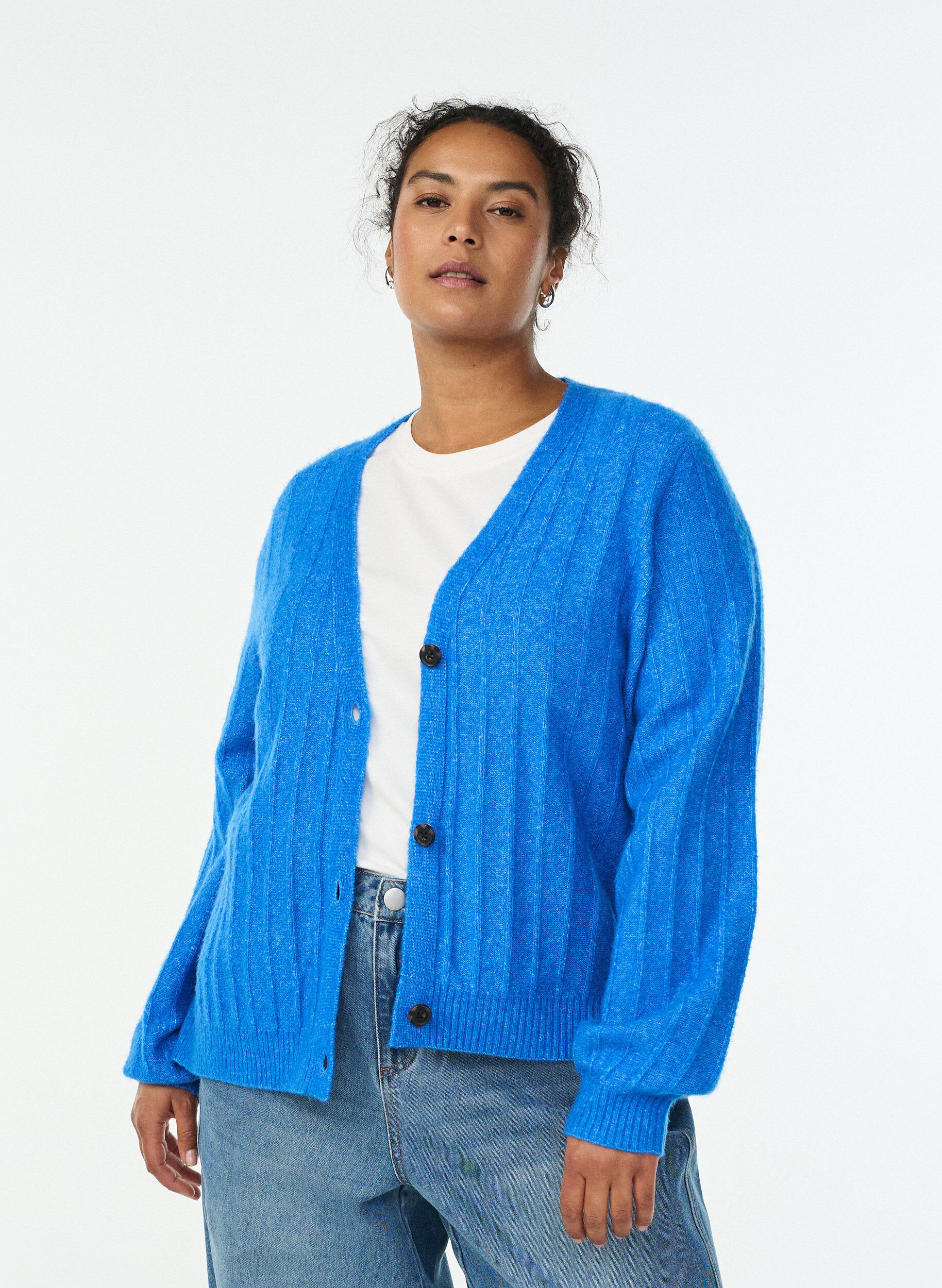 Strickjacke mit Rippstruktur und Ballon&auml;rmeln, Blau, Model