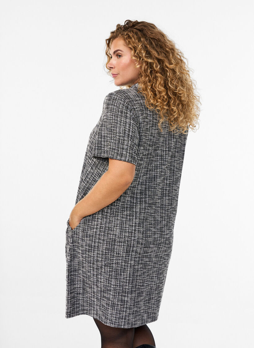 Kurzes Kleid aus texturiertem Jersey mit grafischem Karomuster, Vanille, Model image number 2