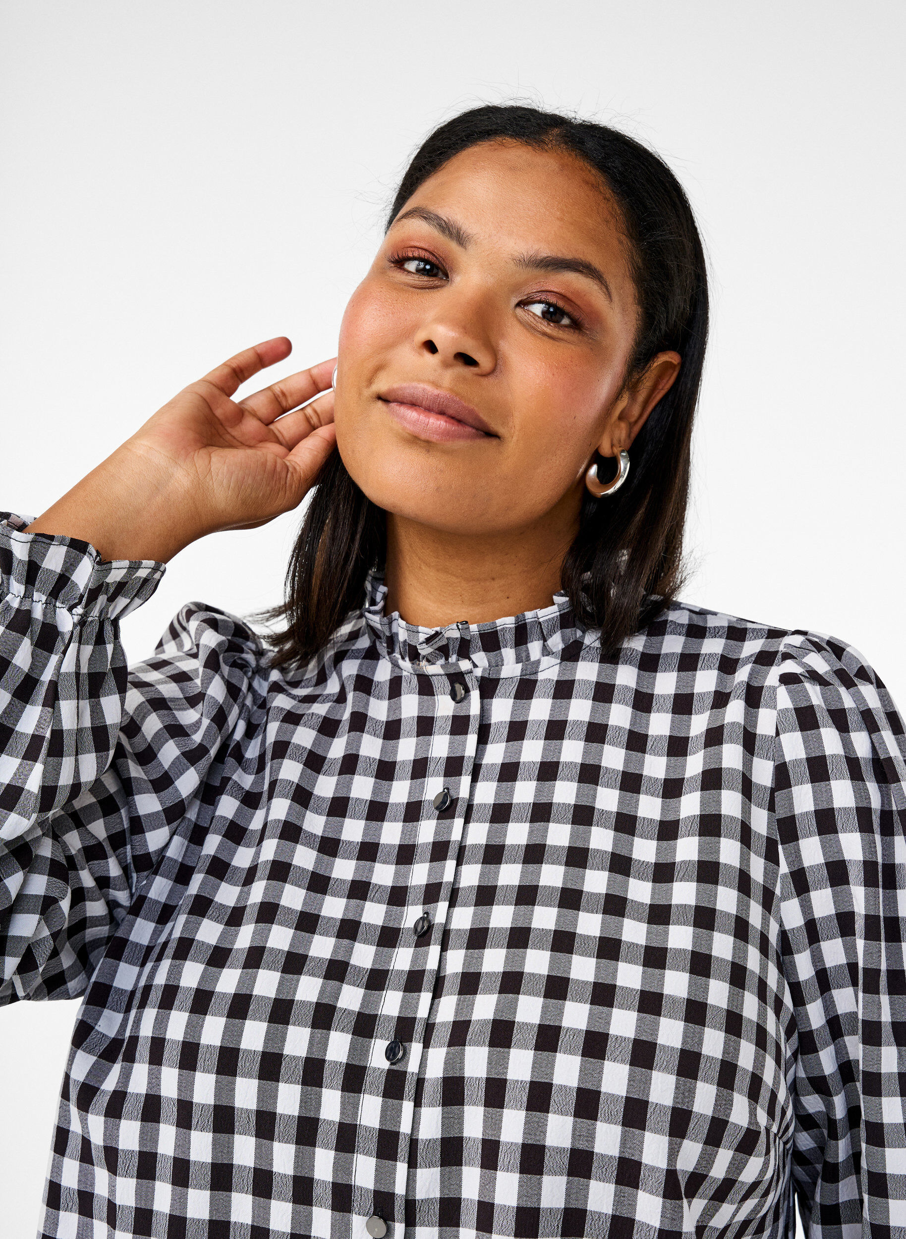 Zizzi Karierte Bluse mit R&uuml;schendetails, Black/W. Gingham, Model image number 2