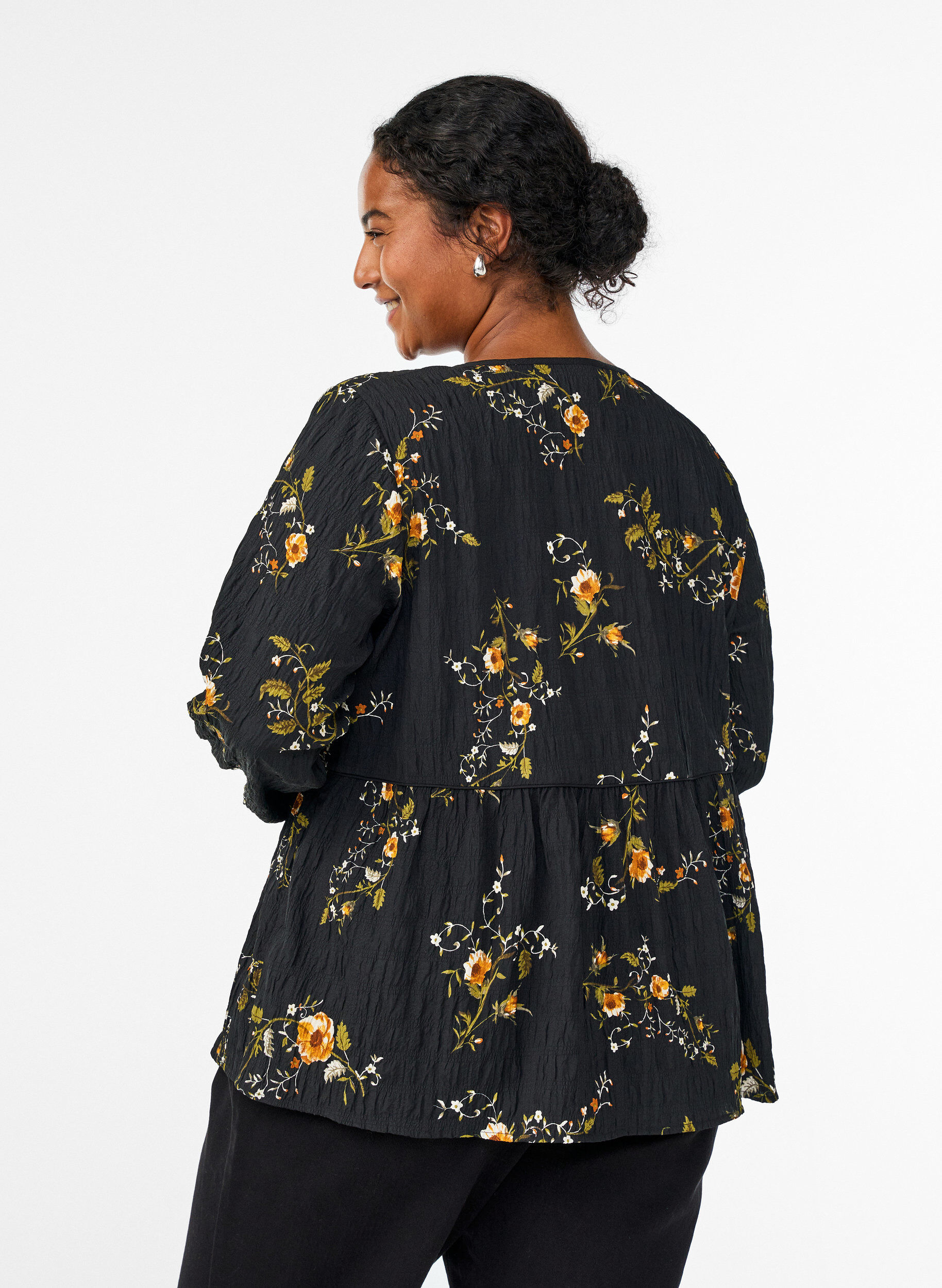 Zizzi Lang&auml;rmelige Bluse mit gebl&uuml;mtem Muster, Schwarz, Model image number 2