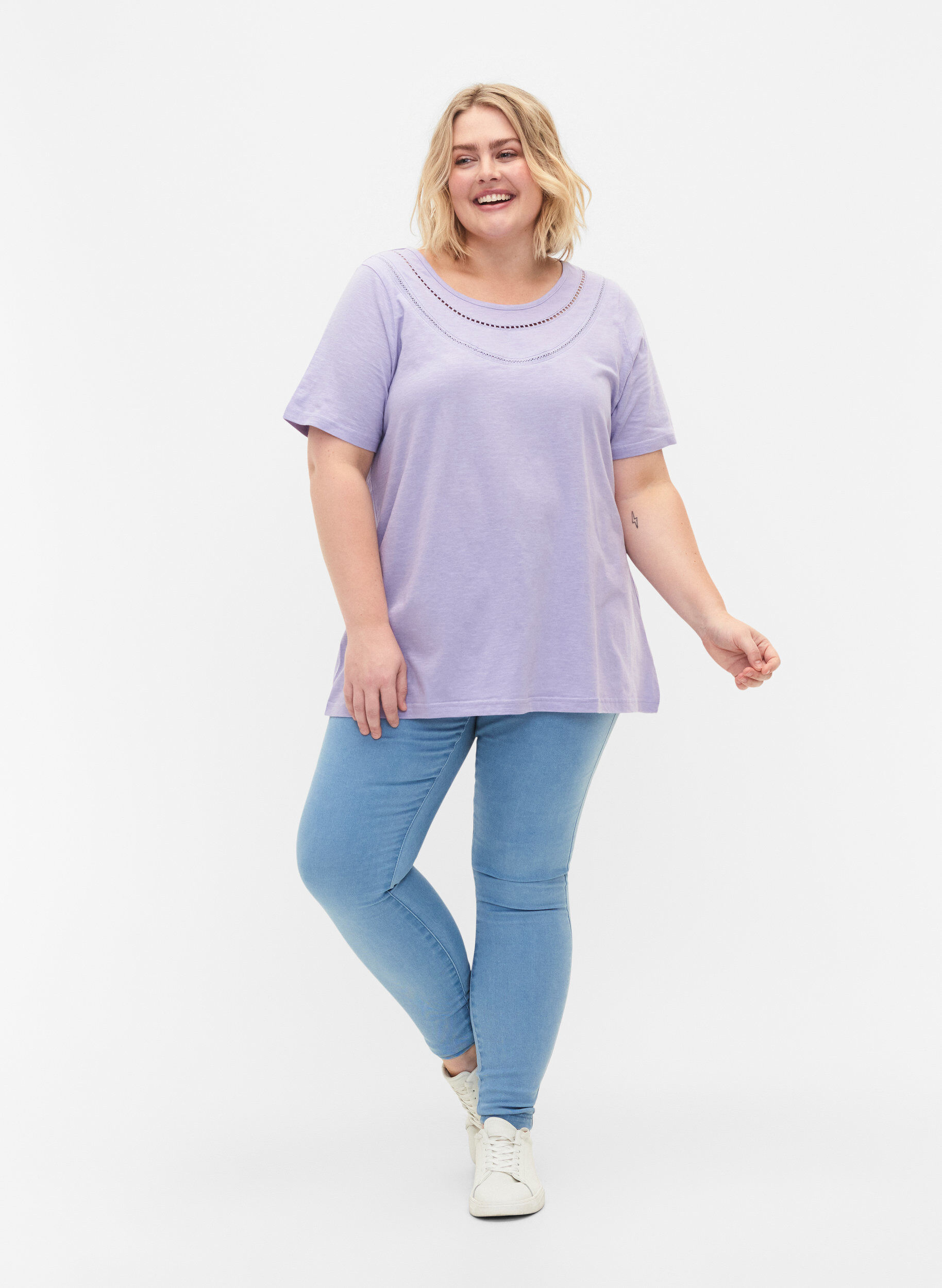 Zizzi T-Shirt aus Baumwolle mit Spitzenband, Lavender, Model image number 2