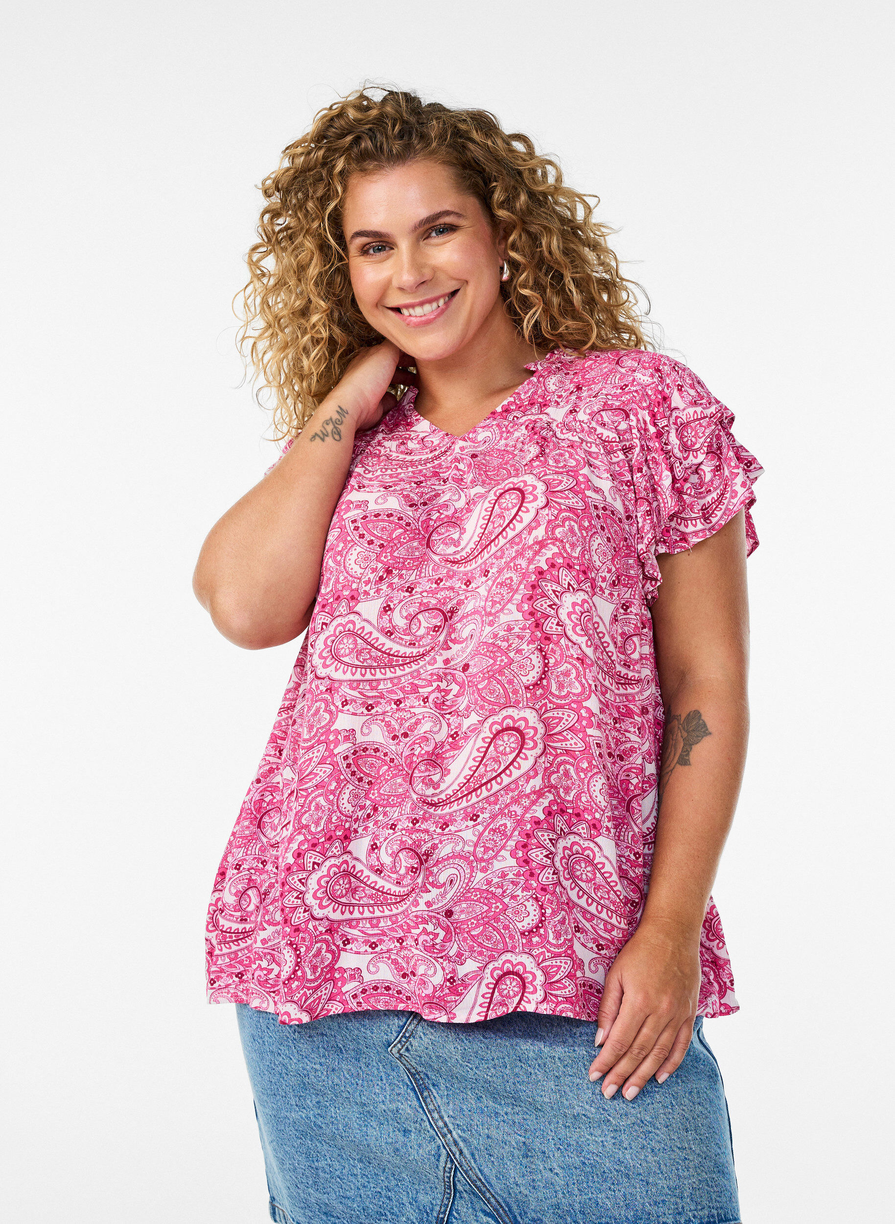 Zizzi Gemusterte Bluse aus Viskose mit R&uuml;schendetails, Pink, Model image number 0