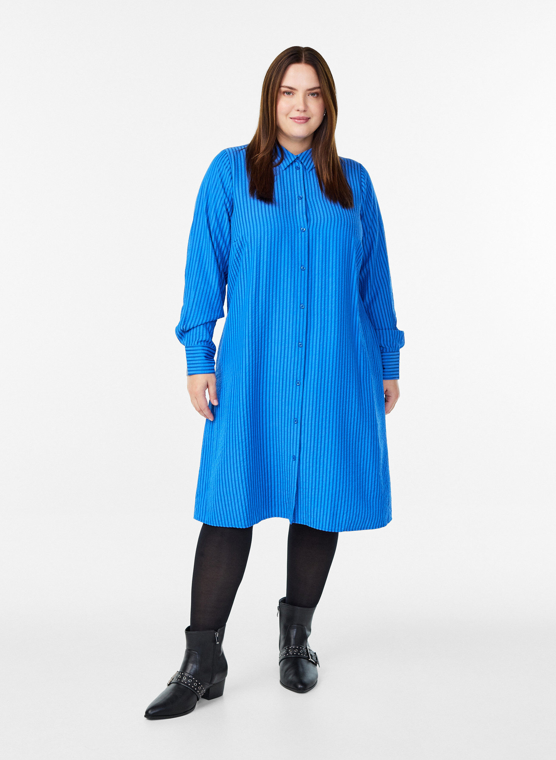 Zizzi Langes gestreiftes Hemd mit Knopfdetail am R&uuml;cken, Blau, Model image number 1