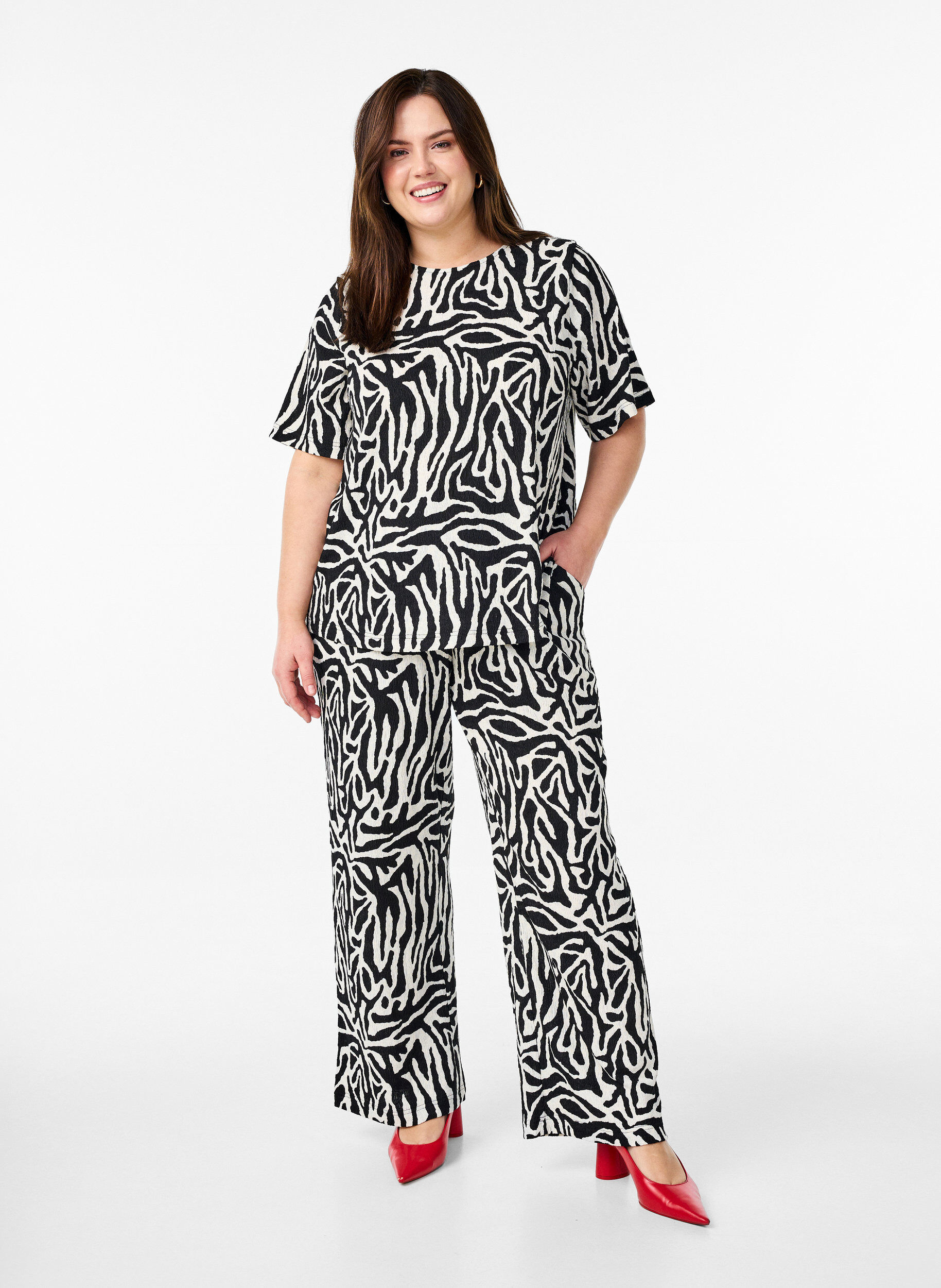 Zizzi Hose mit Zebraprint, Schwarz, Model image number 0