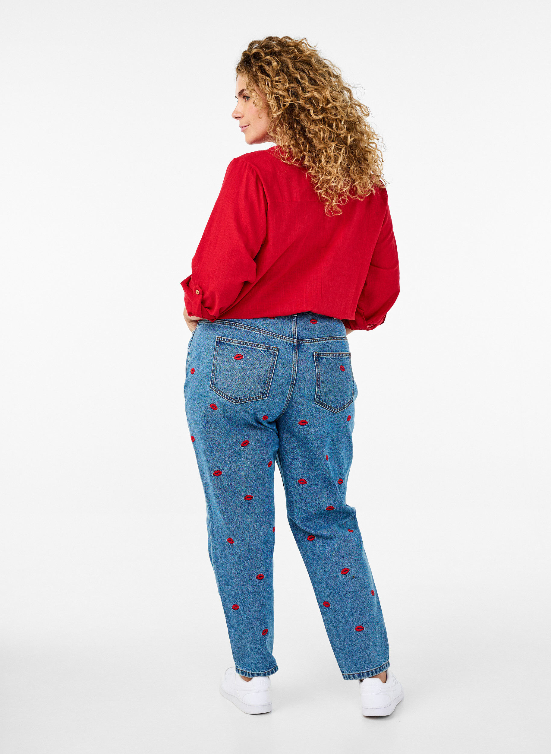 Zizzi Mille Mom Fit Jeans mit Stickerei, Blau, Model image number 1