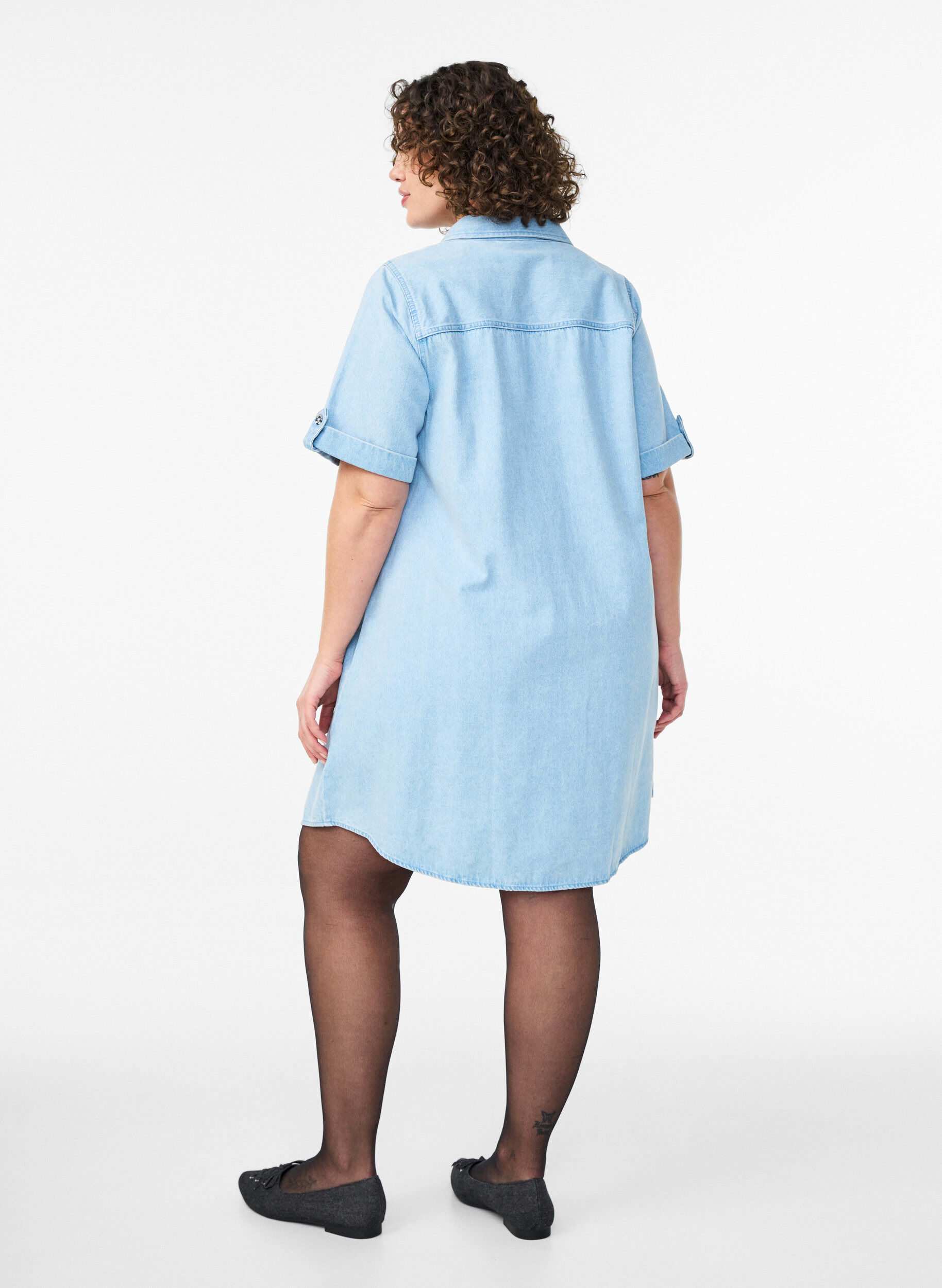 Zizzi Denimkleid mit kurzen &Auml;rmeln und Kn&ouml;pfen, Blau, Model image number 2