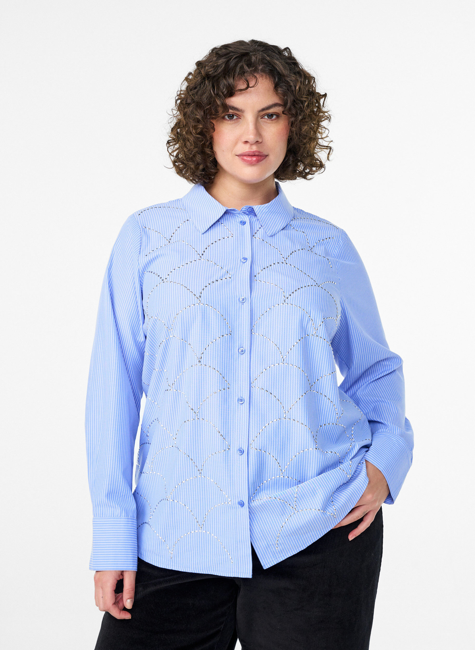 Bluse mit Streifen und Nieten, Blau, Model