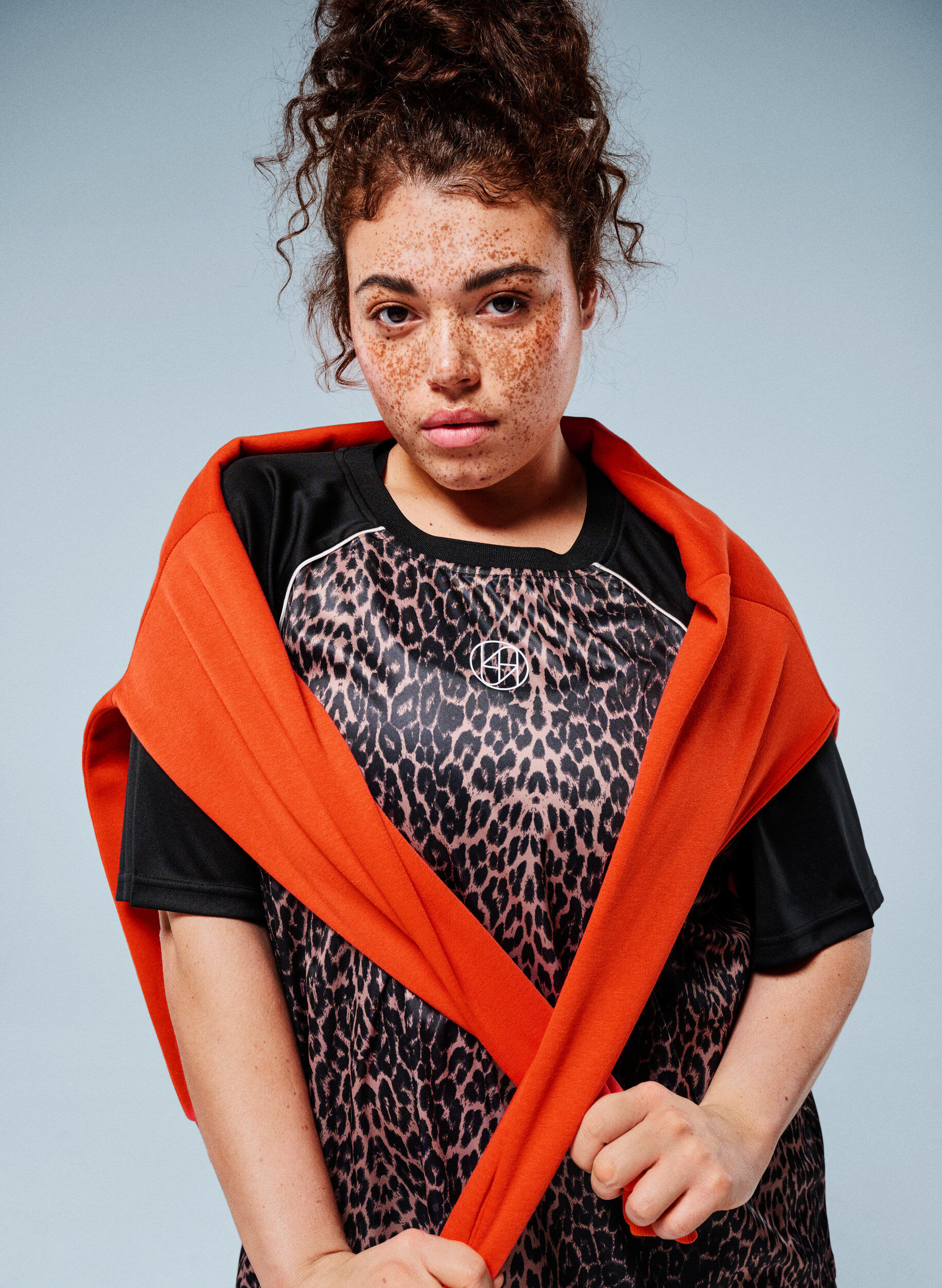 Zizzi Trainingsshirt mit Leoprint und Raglan&auml;rmeln, Braun, Image image number 0