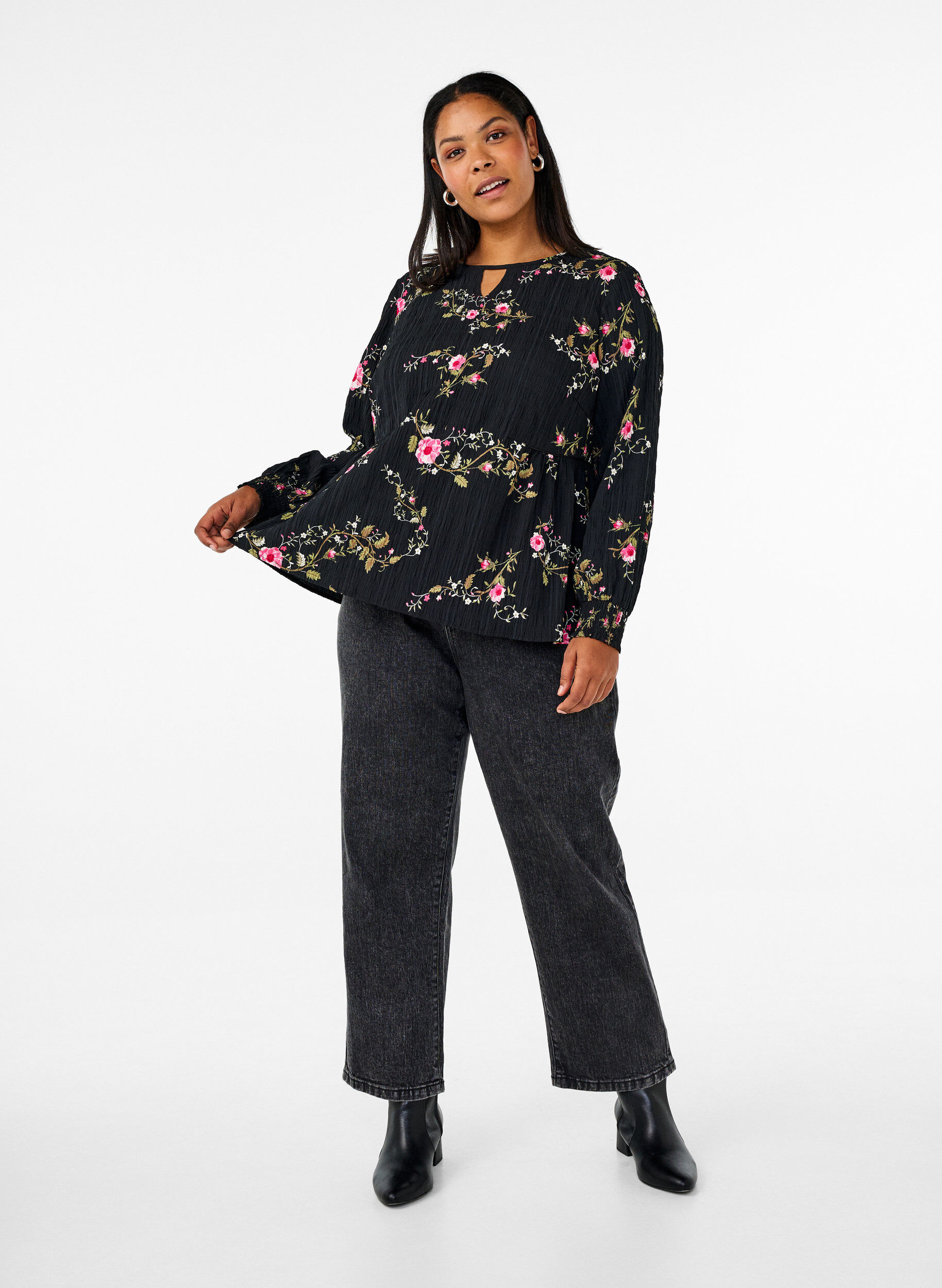 Zizzi Lang&auml;rmelige Bluse mit gebl&uuml;mtem Muster, Schwarz, Model image number 1