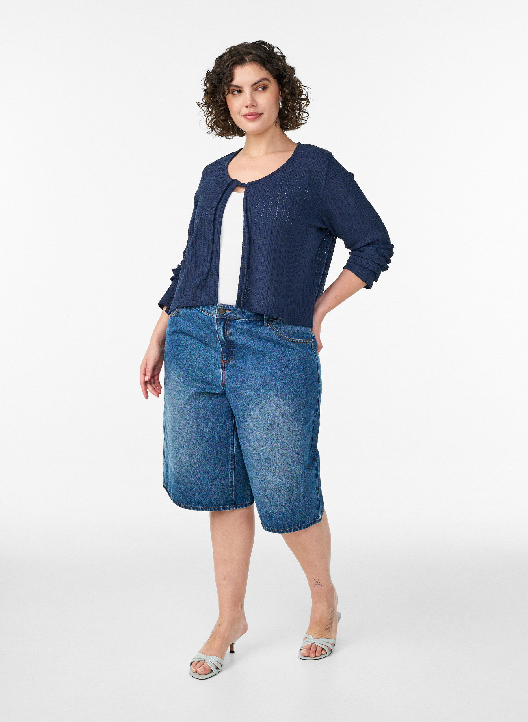 Zizzi Strickjacke aus Jersey mit Struktur und Bindedetail vorne, Blau, Model image number 1