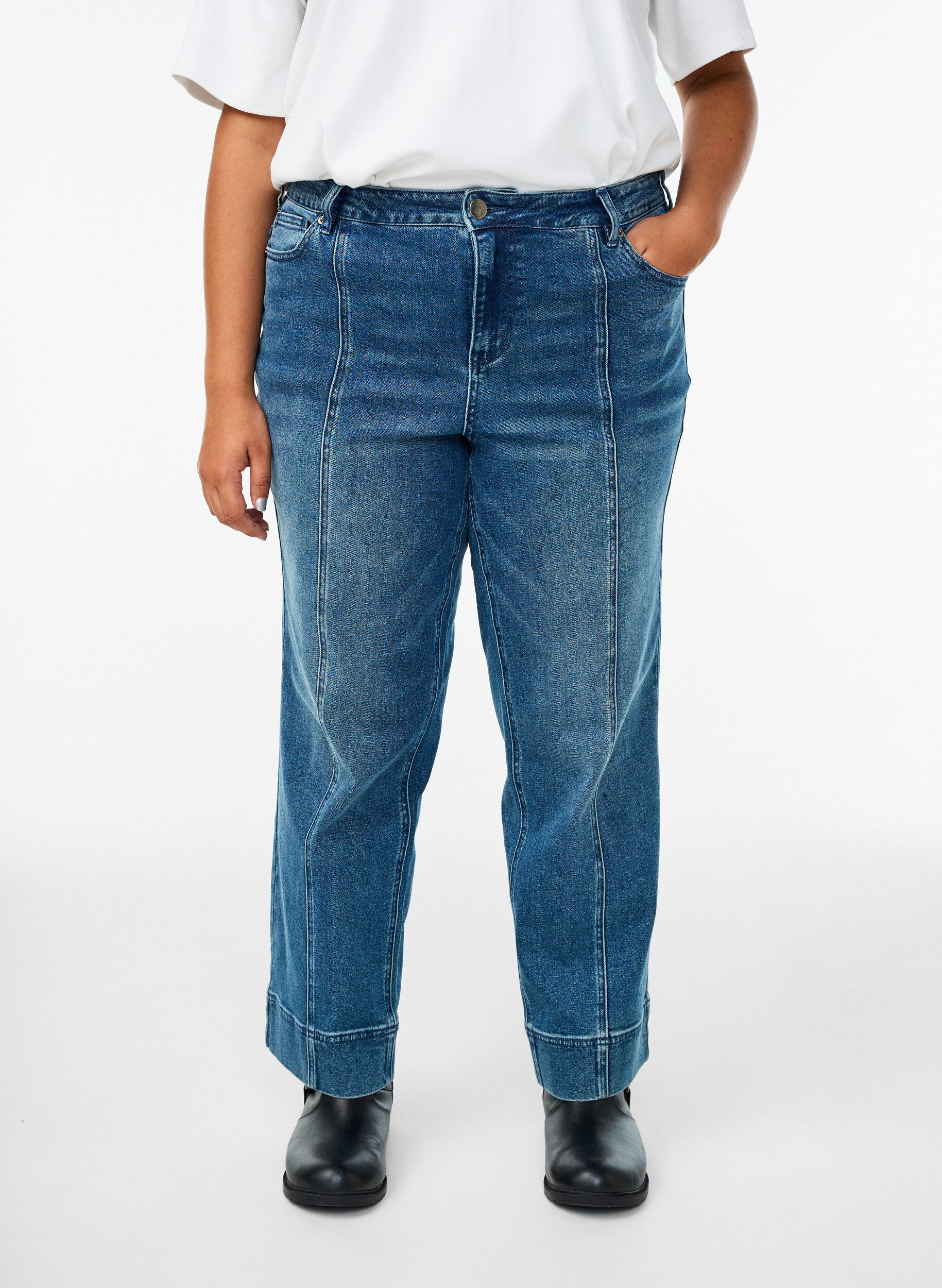 Zizzi Nadelstreifen-Kiana-Jeans mit markanten N&auml;hten, Blau, Model image number 2