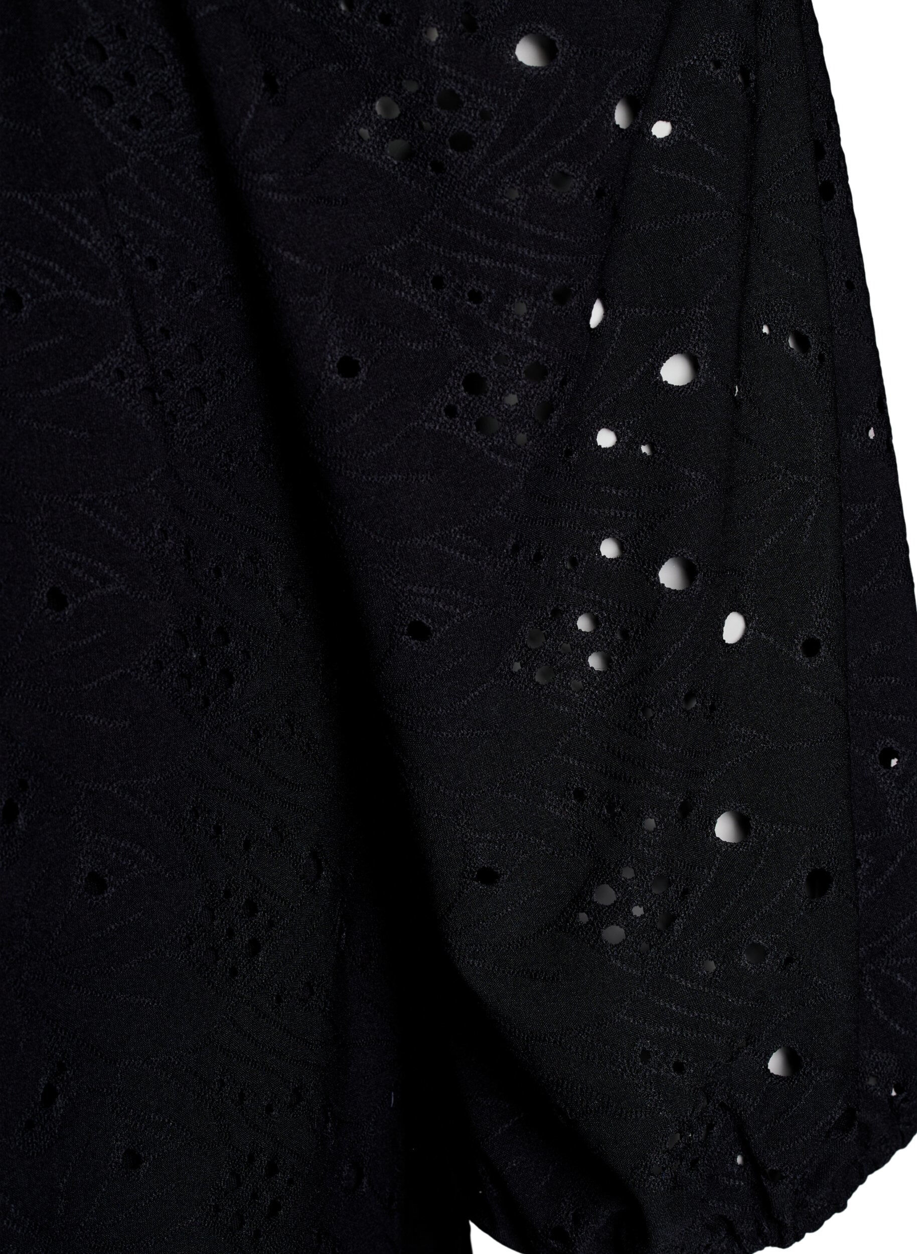 Zizzi Bluse mit kurzen Puff&auml;rmeln und Lochmuster, Schwarz, Packshot image number 3