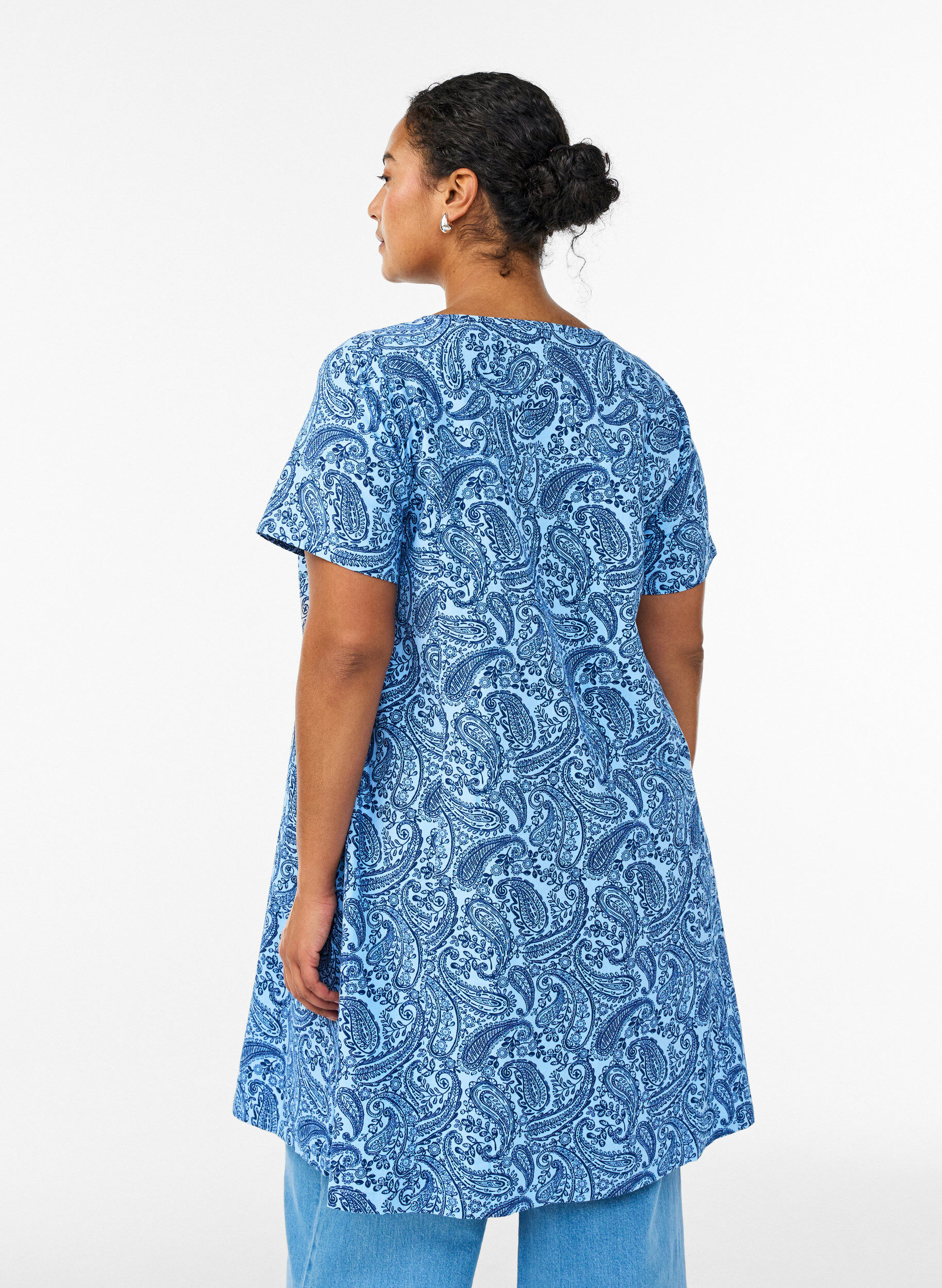 Zizzi Kurzes A-Linien-Kleid mit Paisleymuster, Blau, Model image number 2