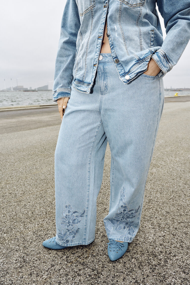 Jeans mit weiter Passform und Blumendetails, , Model