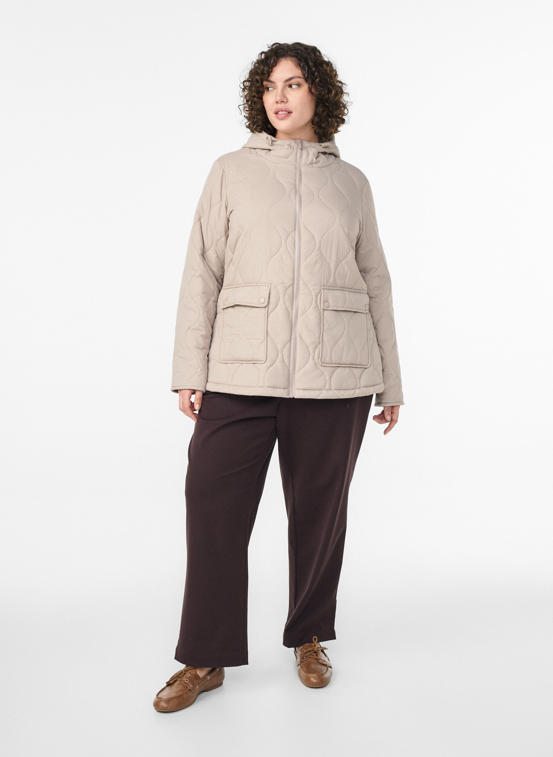 Zizzi Steppjacke mit Kapuze und Taschen, Beige, Model image number 1