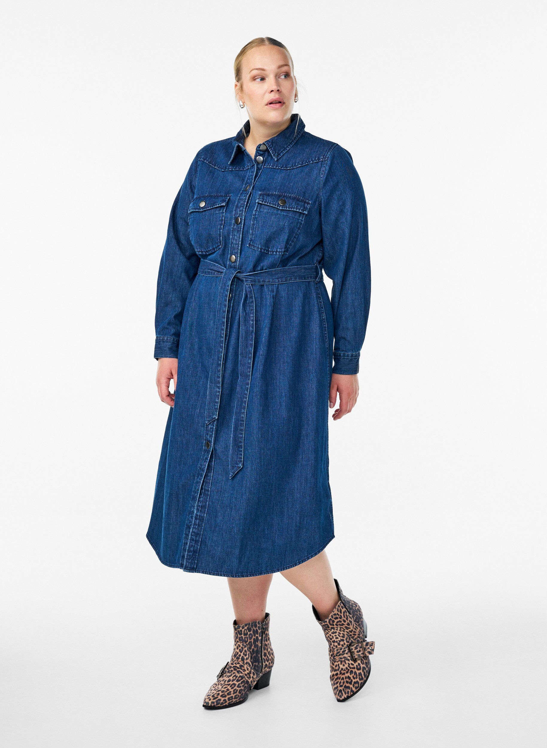 Zizzi Jeanskleid in Midi-L&auml;nge mit Bindeg&uuml;rtel, Blau, Model image number 0