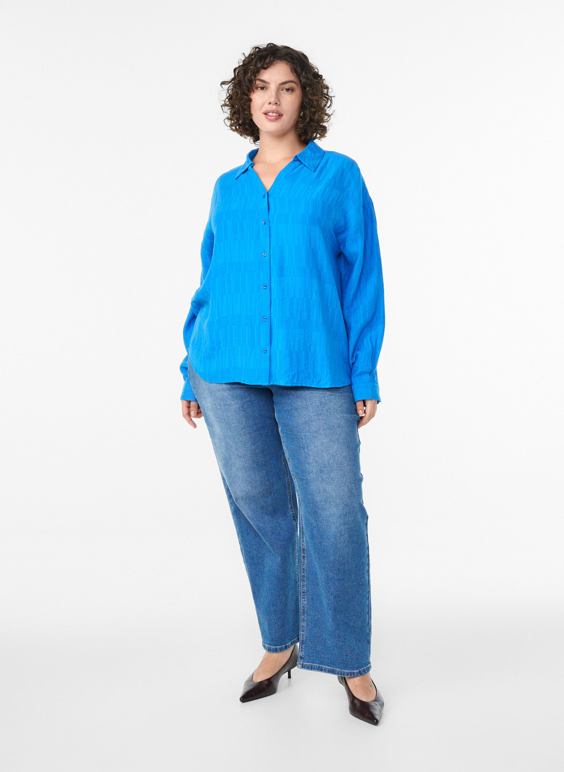 Zizzi Lockere Bluse mit Struktur und V-Ausschnitt, Blau, Model image number 1