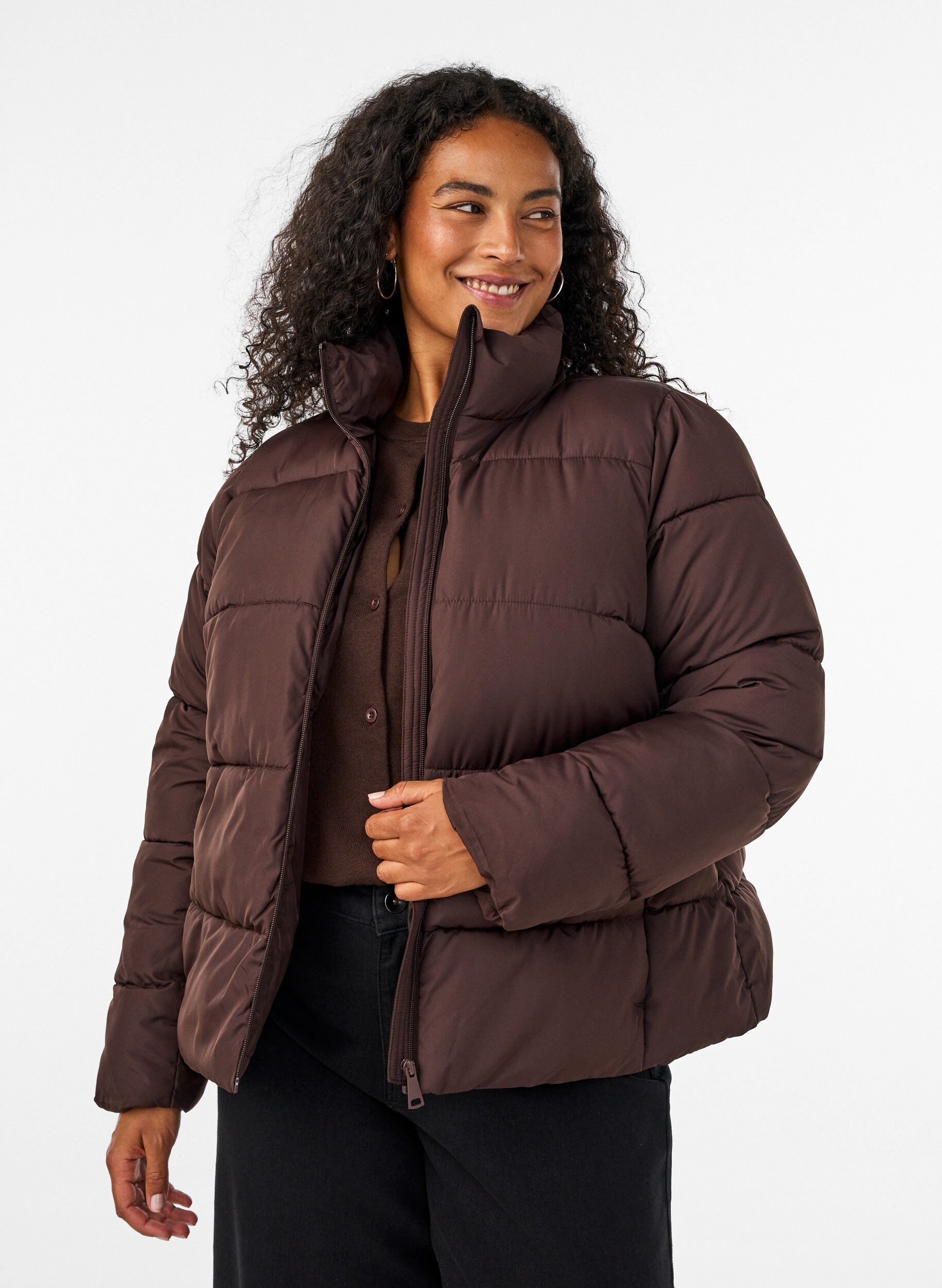 Kurze Pufferjacke mit hohem Kragen, Braun, Model