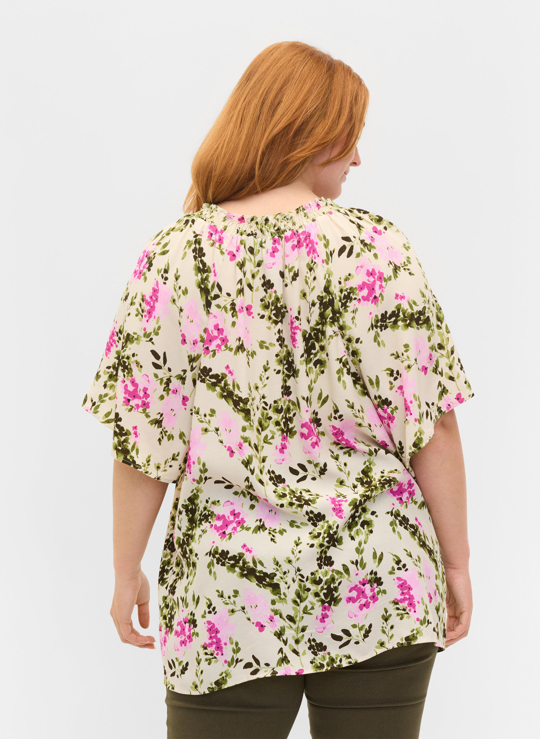Zizzi Viskosebluse mit kurzen &Auml;rmeln, Green Pink AOP, Model image number 1