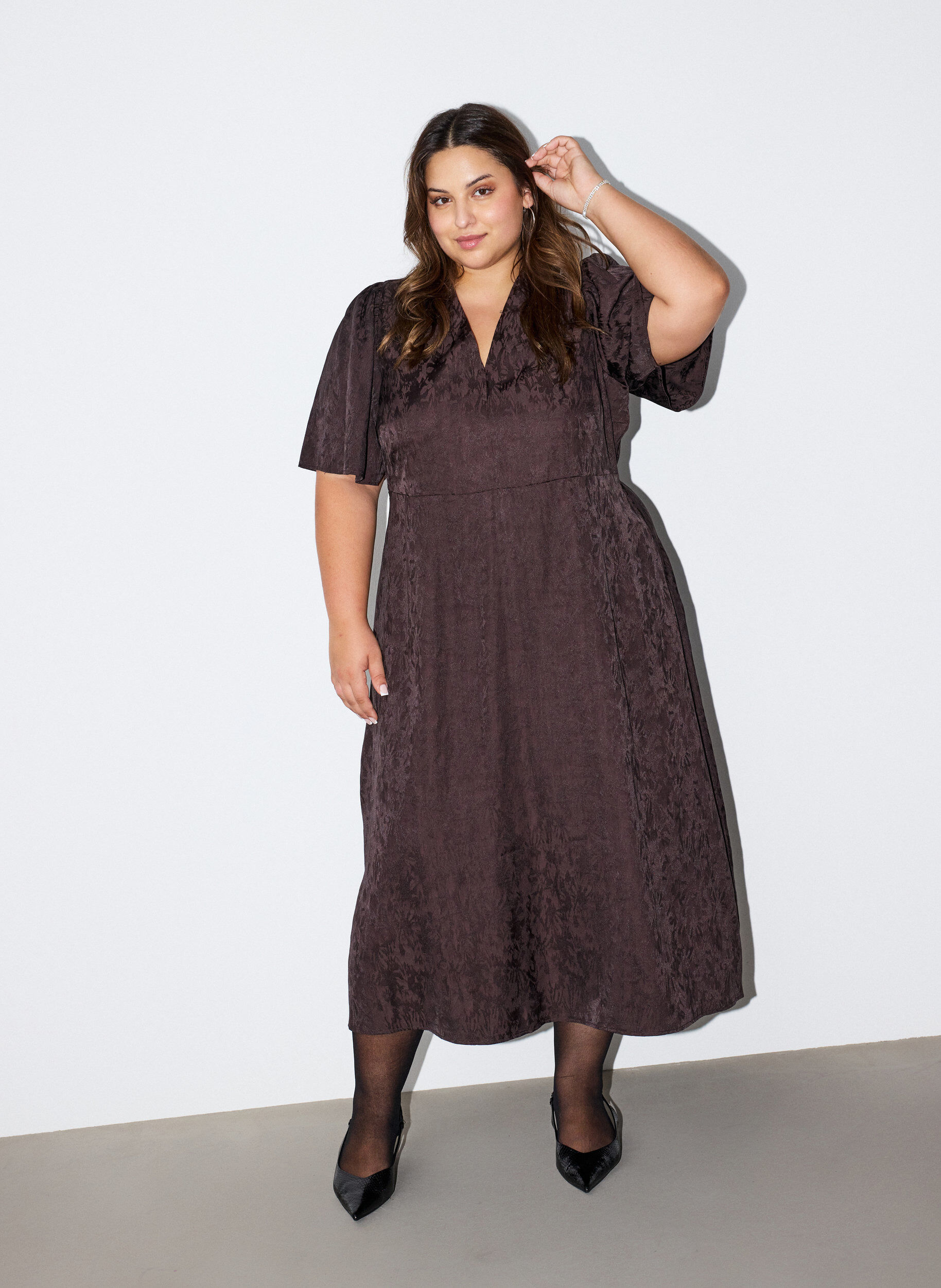Midikleid aus Jacquard mit Paisleymuster und Fl&uuml;gel&auml;rmeln, Braun, Model
