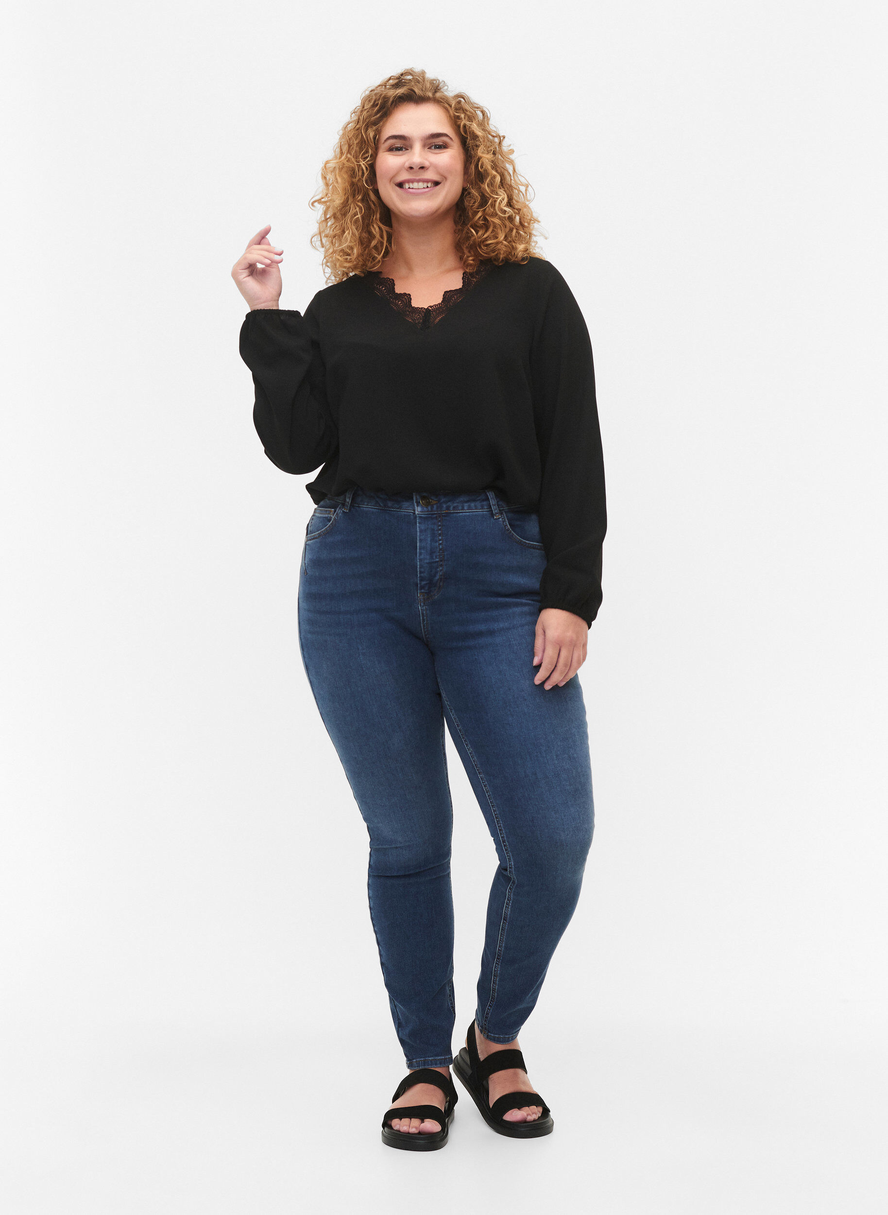 Zizzi Bluse mit V-Ausschnitt und Spitzenbesatz, Black, Model image number 2
