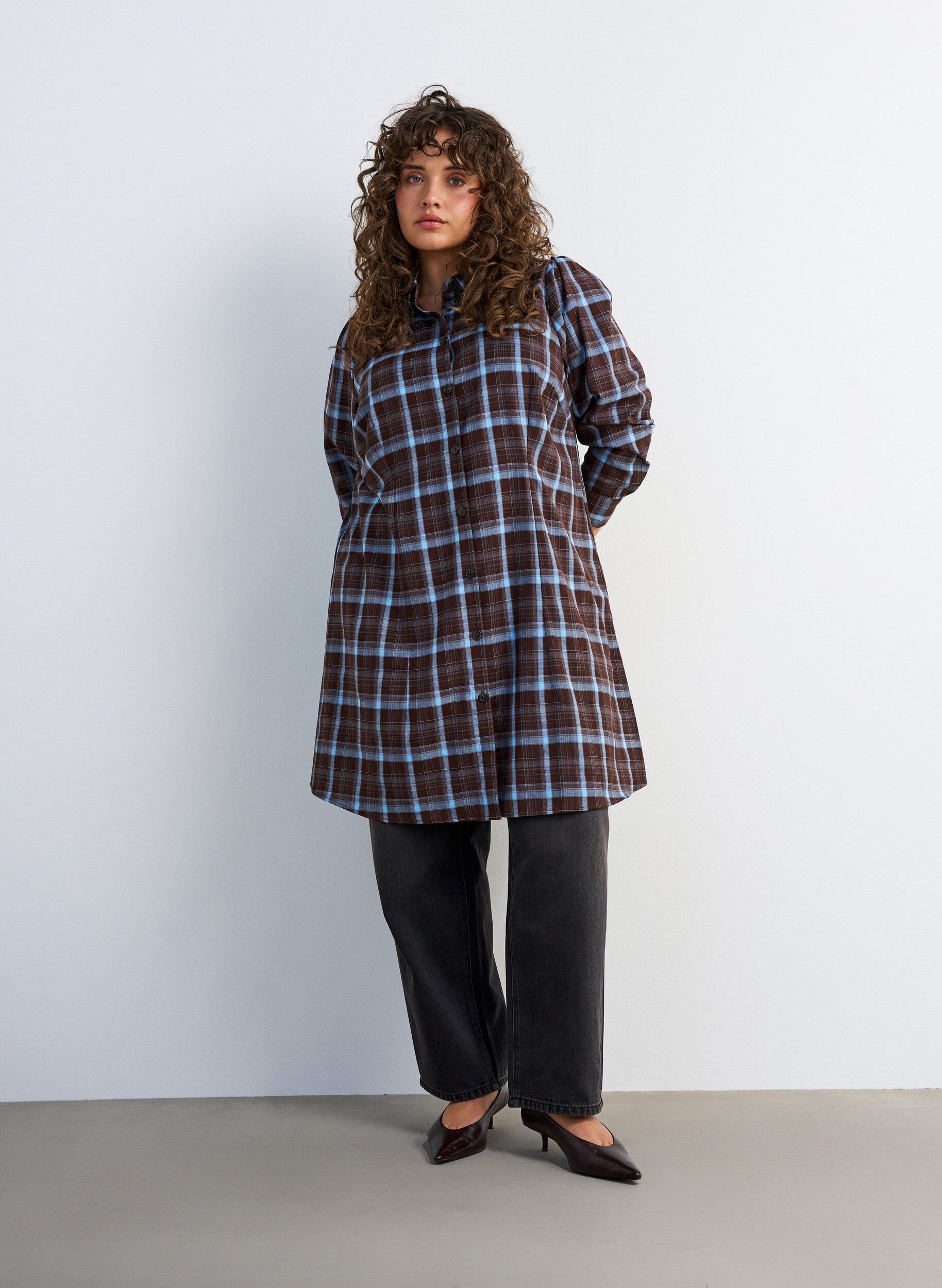 ZizziKnielanges Hemdblusenkleid mit Karomuster, Braun, Model image number 1