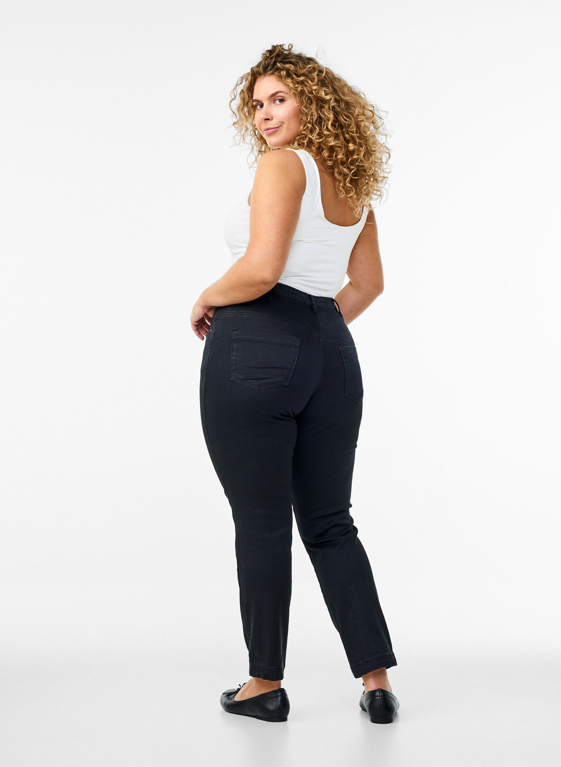 Zizzi Slim Fit Emily Jeans mit normaler Taillenh&ouml;he, Schwarz, Model image number 1