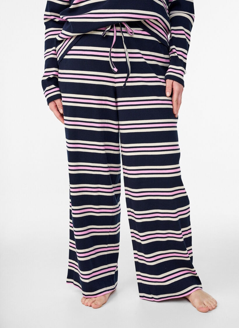 Gestreifte Pyjamahose mit weitem Bein, Blau, Model
