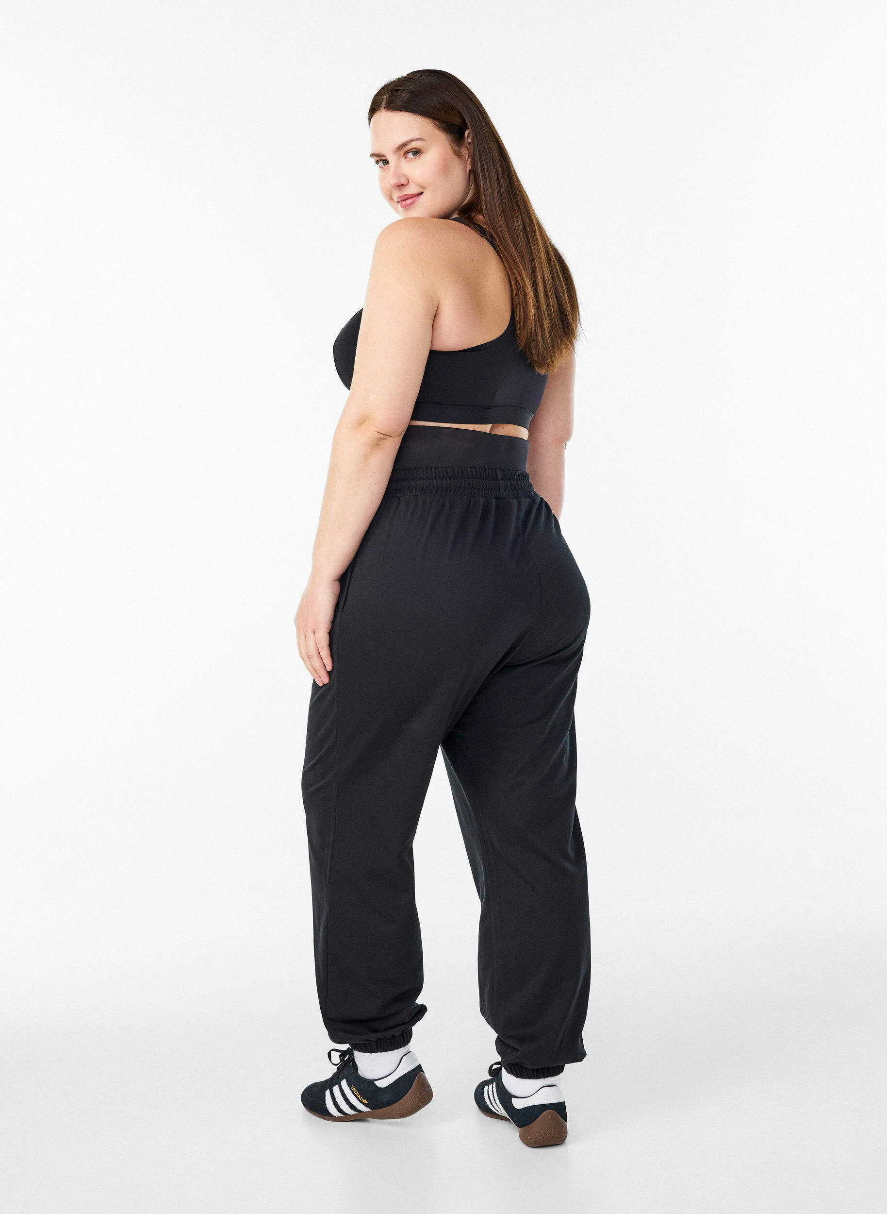 Zizzi Sweatpants mit breitem Bund, Schwarz, Model image number 2