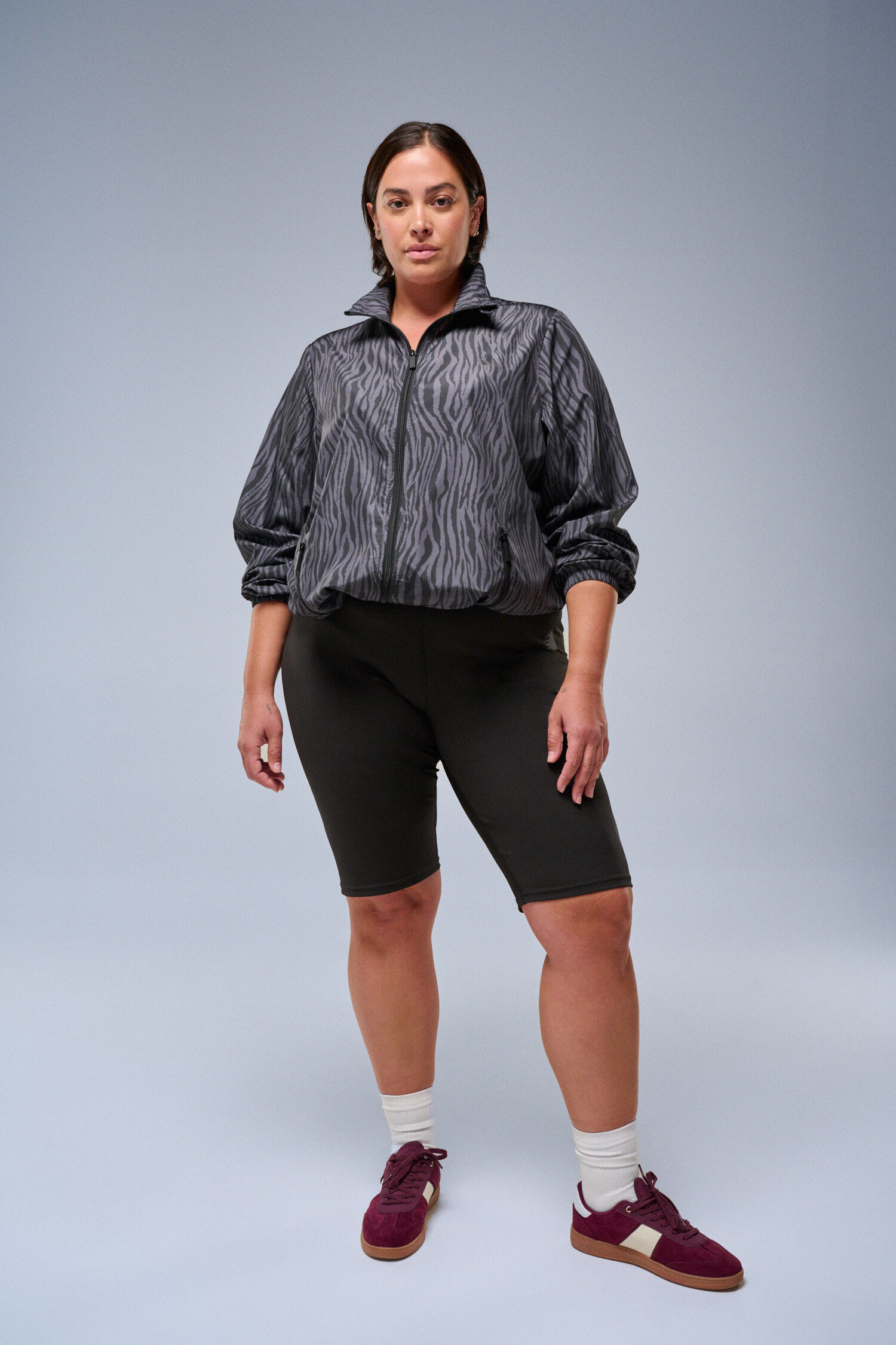 Zizzi Jacke mit grauem Leopardenmuster, , Model