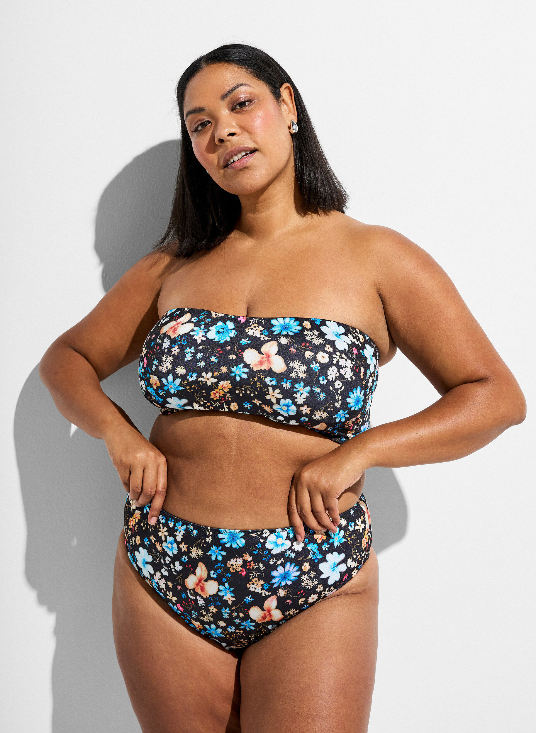 Zizzi Gebl&uuml;mtes Bandeau-Bikinioberteil, Blau, Model image number 1